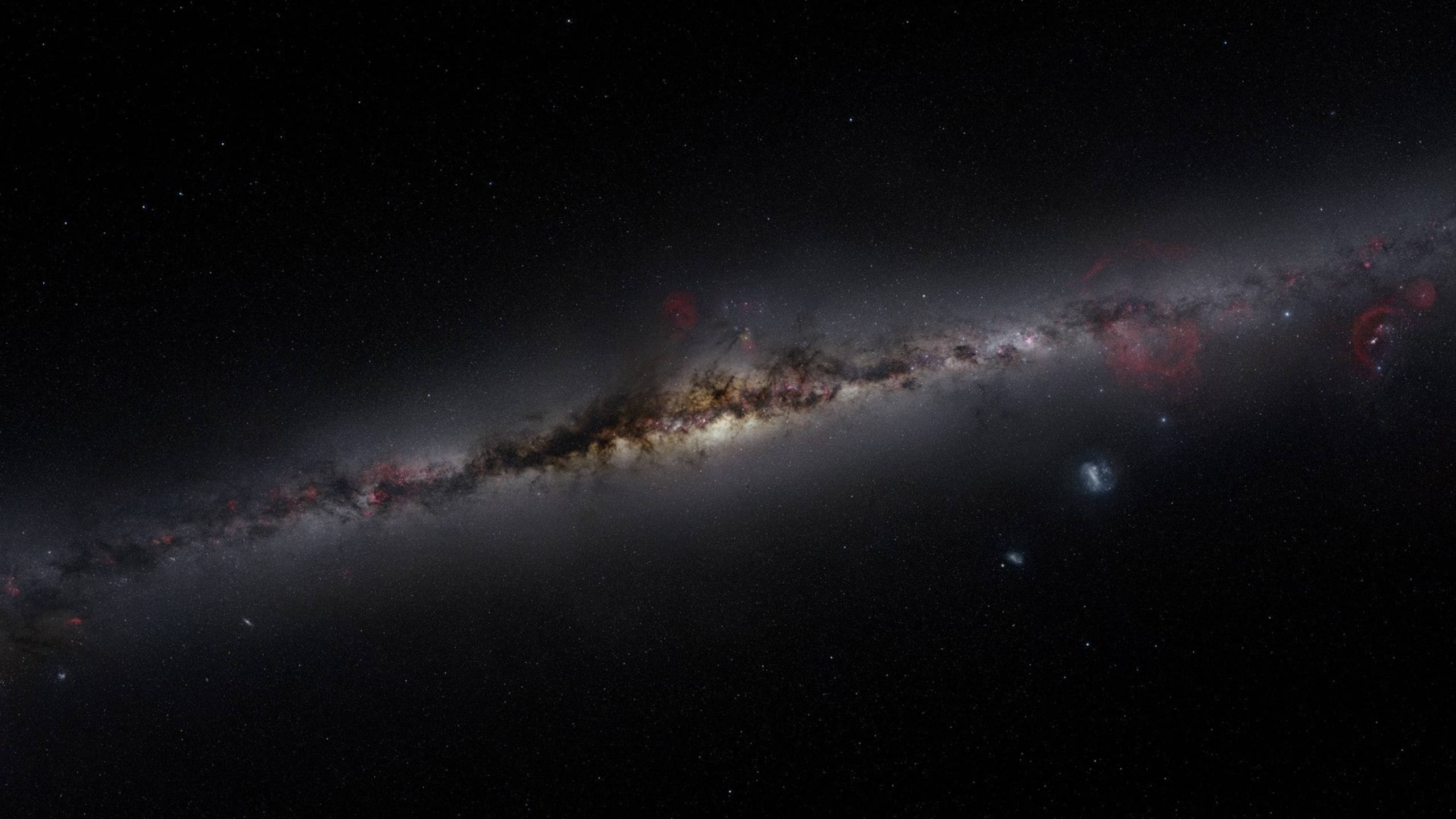 銀河 桌布 壁紙 — 一個令人嘆為觀止的螺旋星系景象，在繁星點點的宇宙虛空中，紅色星雲和密集星團閃耀著光芒。