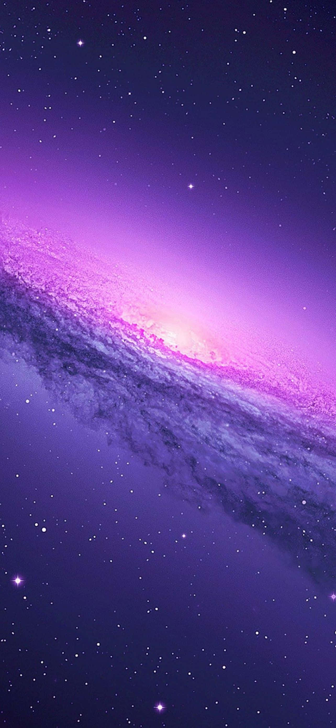 型格 iPhone 壁紙 桌布 壁紙 — 一個令人嘆為觀止的螺旋星系景象，在繁星點點的宇宙背景下散發出充滿活力的紫色和粉紅色調。