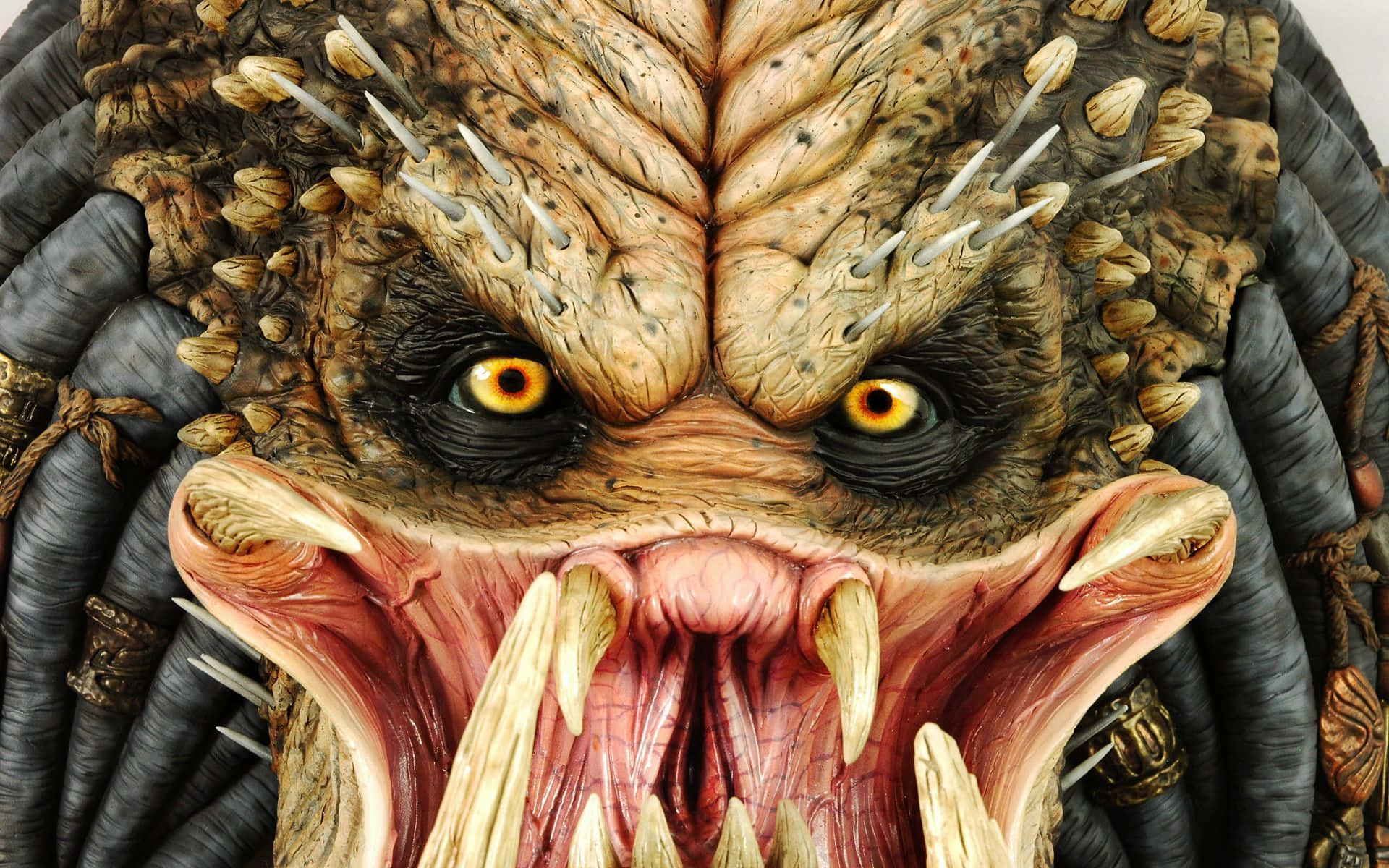 ugly 桌布 壁紙 — 一個令人恐懼的鐵血戰士外星人特寫，擁有發光的黃色眼睛、露出的尖牙和帶刺的辮子。