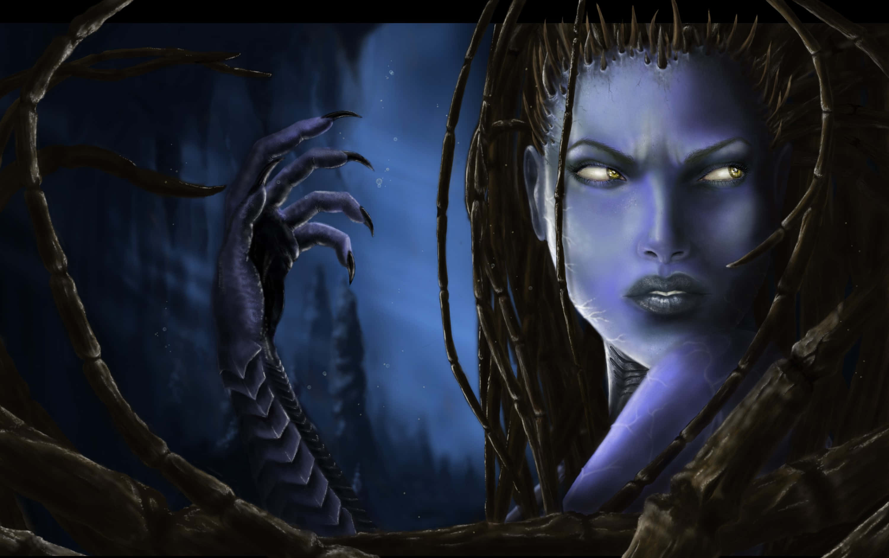 Starcraft Characters 桌布 壁紙 — 一個令人毛骨悚然的藍皮膚生物，有著發光的黃色眼睛和爪子手，從迷霧夜晚森林中扭曲的黑暗樹枝中出現。