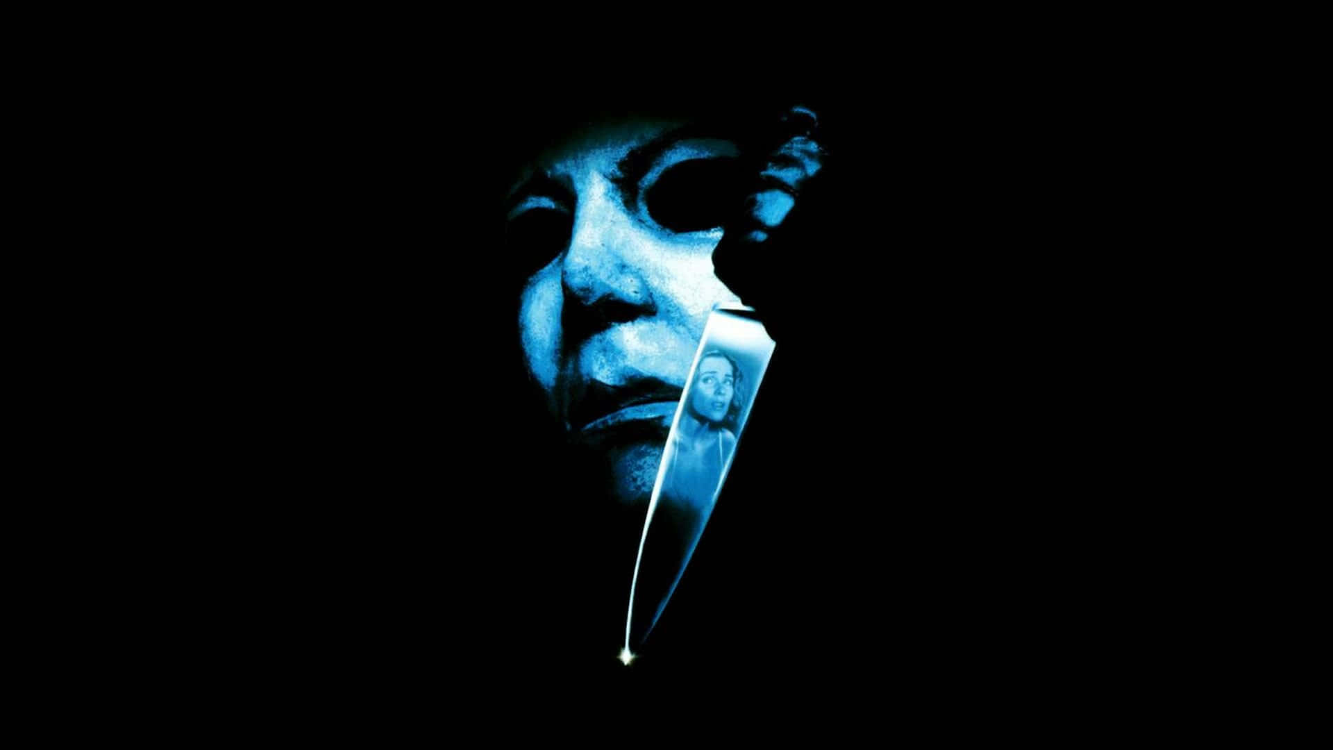 Monster Movies 桌布 壁紙 — 一個令人毛骨悚然的藍色燈光面具臉孔在黑暗中若隱若現，刀上反射出一個女人驚恐的臉。
