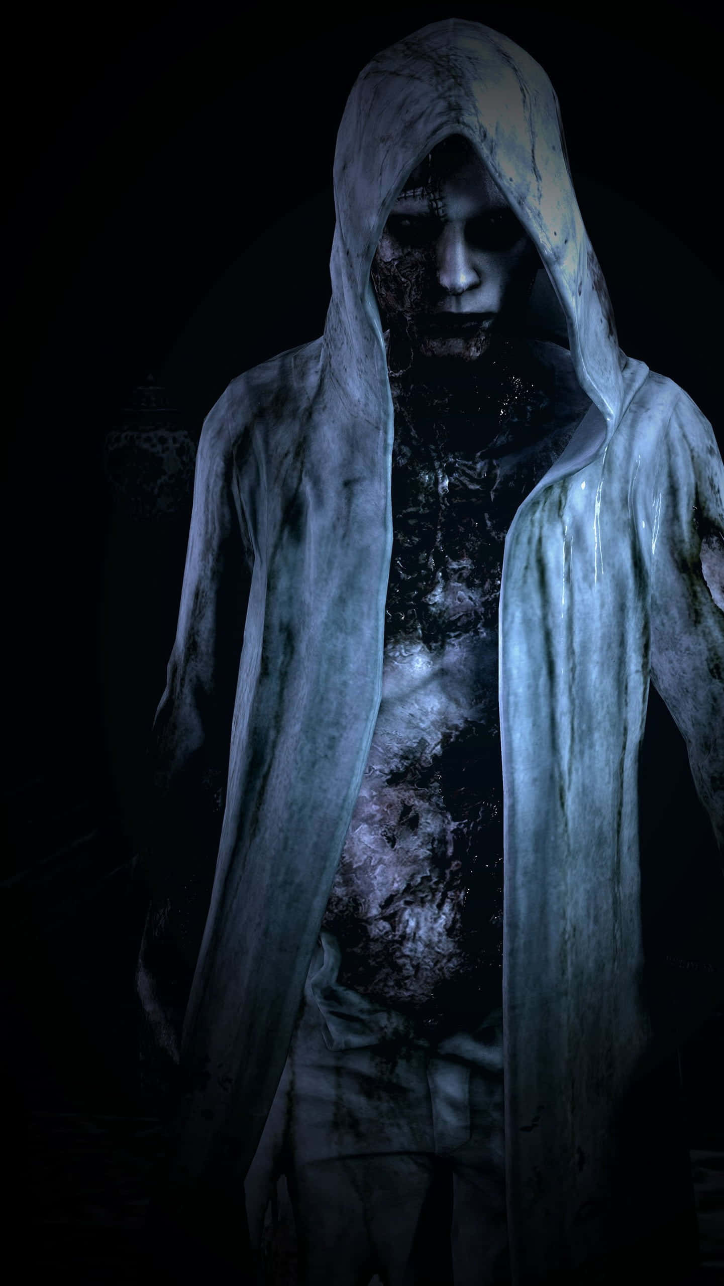 Zombie Costumes 桌布 壁紙 — 一個令人毛骨悚然的連帽身影，腐爛的肉體和發光的眼睛，站在黑暗中散發著恐怖。