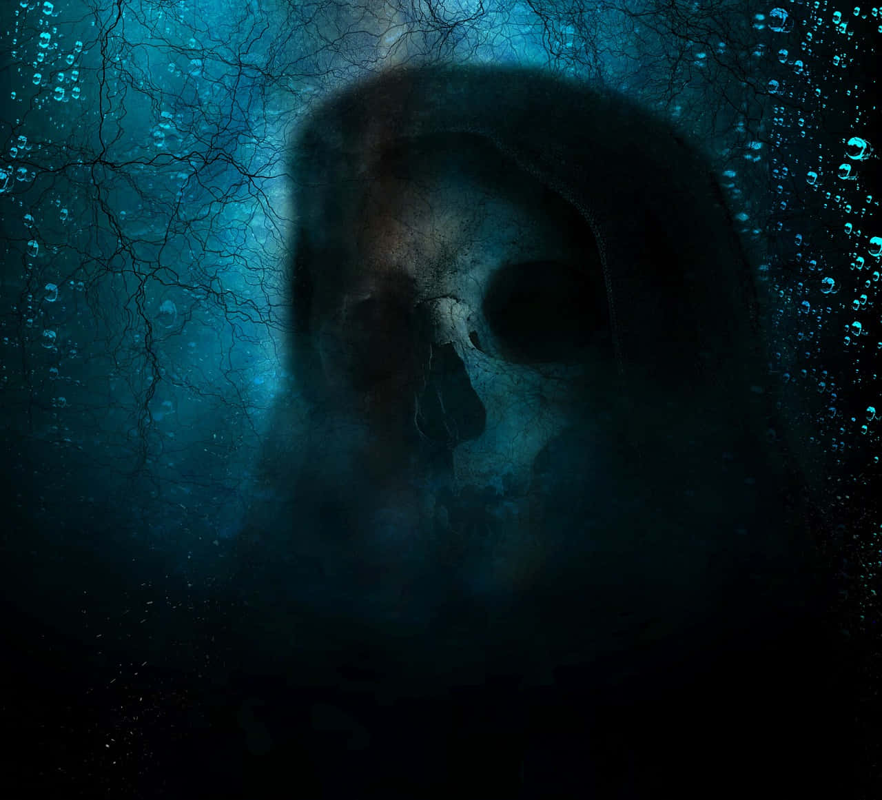 死神 桌布 壁紙 — 一個令人毛骨悚然的頭骨從渾濁的藍色水中浮現，周圍環繞著光禿的樹枝和漂浮的氣泡。