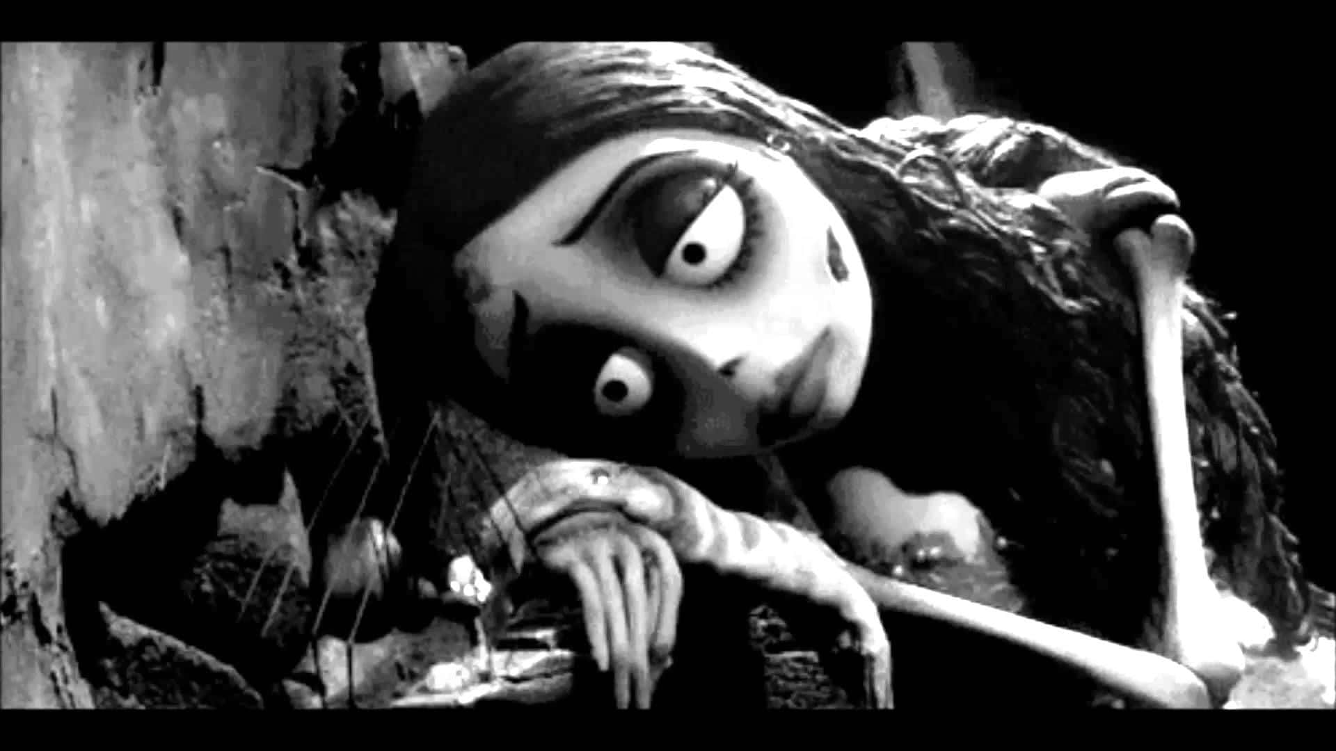 corpse bride 桌布 壁紙 — 一個令人毛骨悚然的黑白動畫女孩，有著大眼睛和骷髏般的手，從一個黑暗的洞穴般的環境中出現。