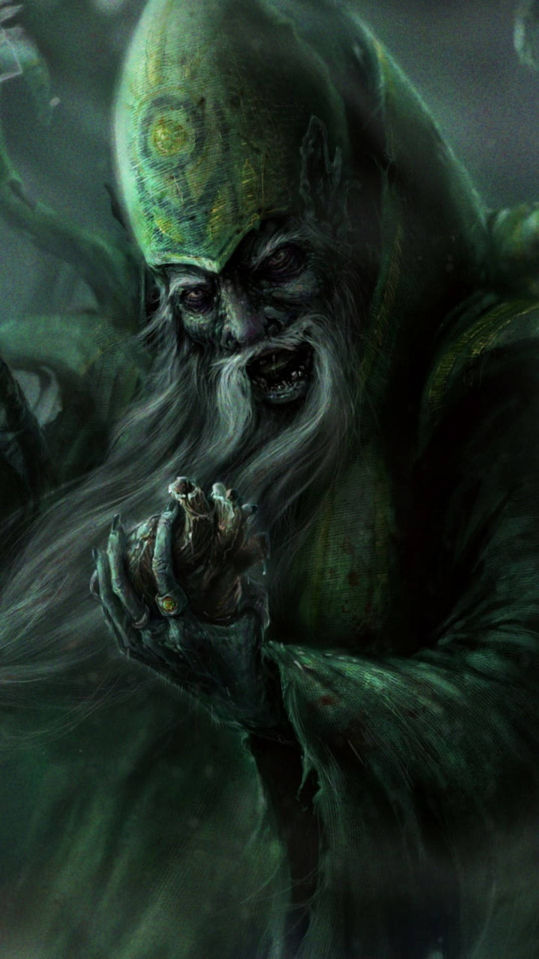遊戲 桌布 壁紙 — 一個令人畏懼的綠色皮膚女巫，眼睛發光，長鬍鬚，在黑暗迷霧的森林中手持一個頭骨。