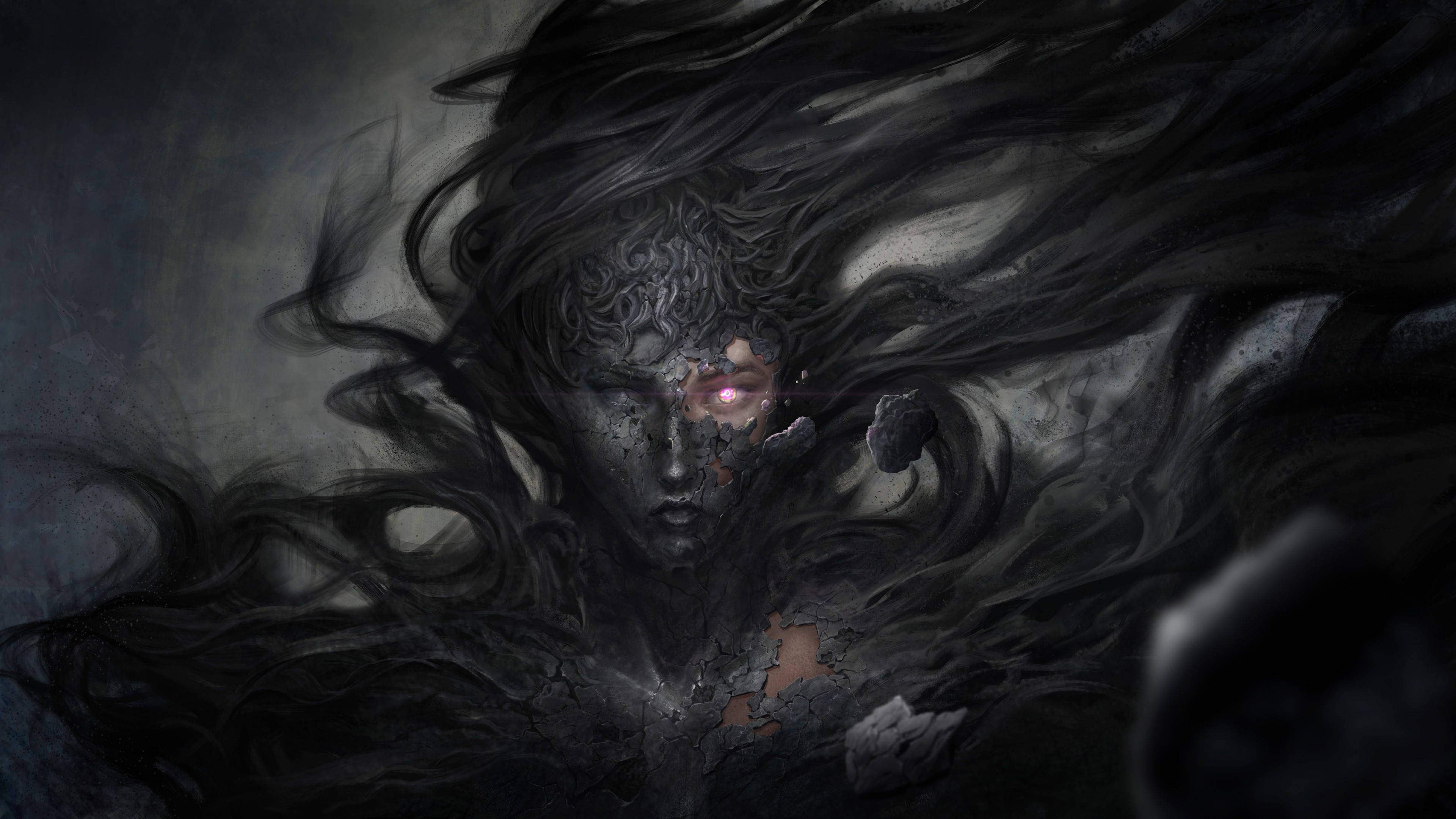 惡魔 桌布 壁紙 — 一個令人難忘的數碼藝術肖像，描繪一個幽靈般的人物，有一隻發光的粉紅色眼睛和飄逸的深色頭髮，背景是暴風雨般的灰色。