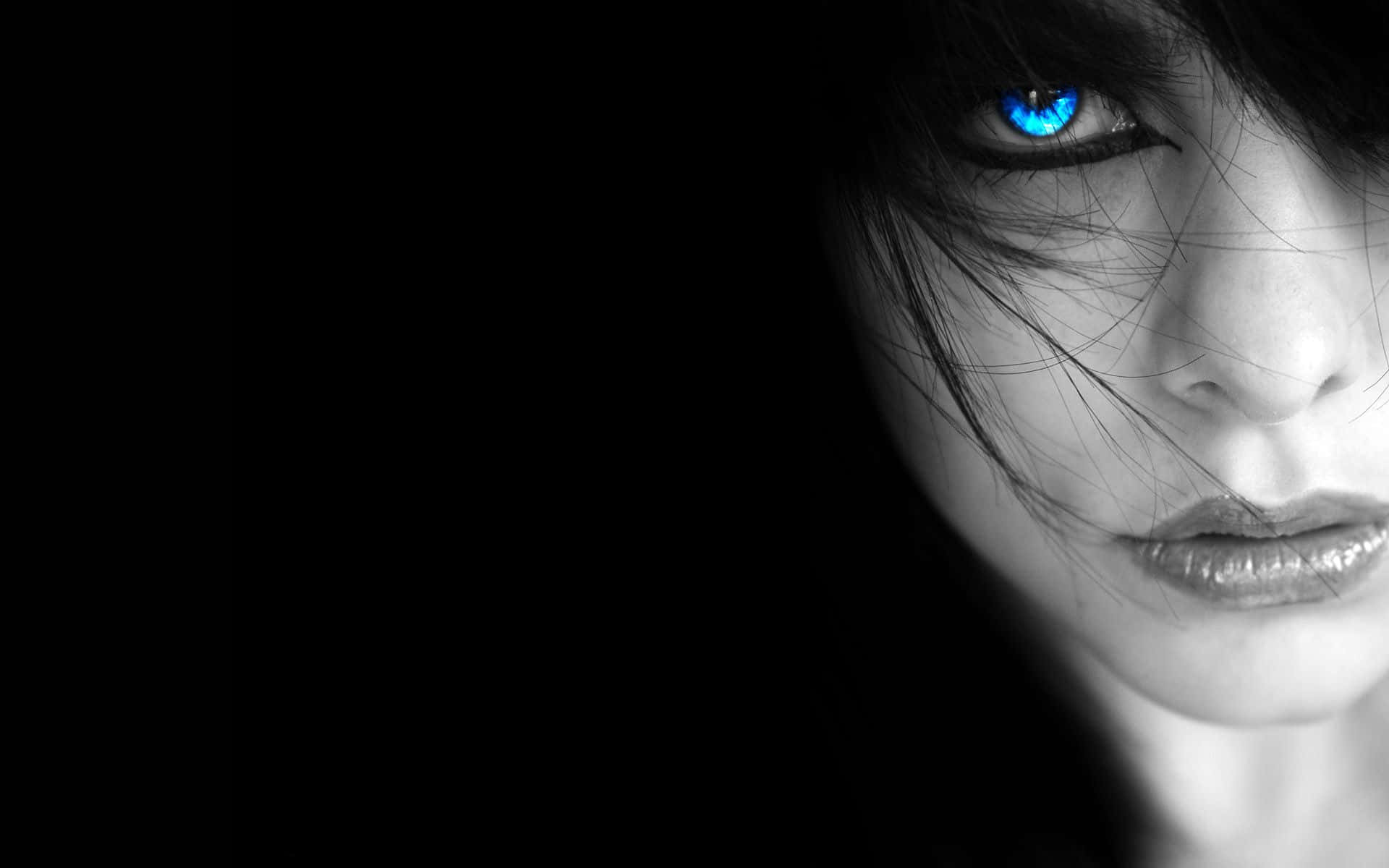Black Is Beautiful 桌布 壁紙 — 一個令人難忘的黑白女性面孔特寫，一隻銳利的藍色眼睛在深邃陰影中閃耀。