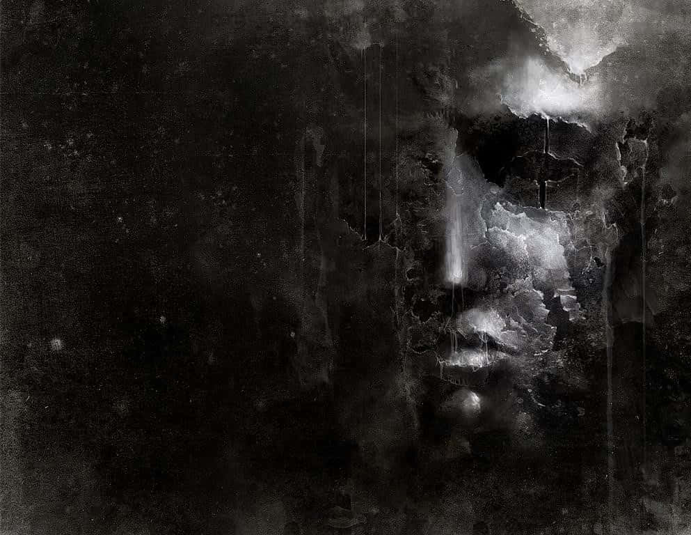 Mysterious 桌布 壁紙 — 一個令人難忘的黑白抽象面孔從紋理黑暗中浮現，帶有發光的裂縫和滴落的光線。