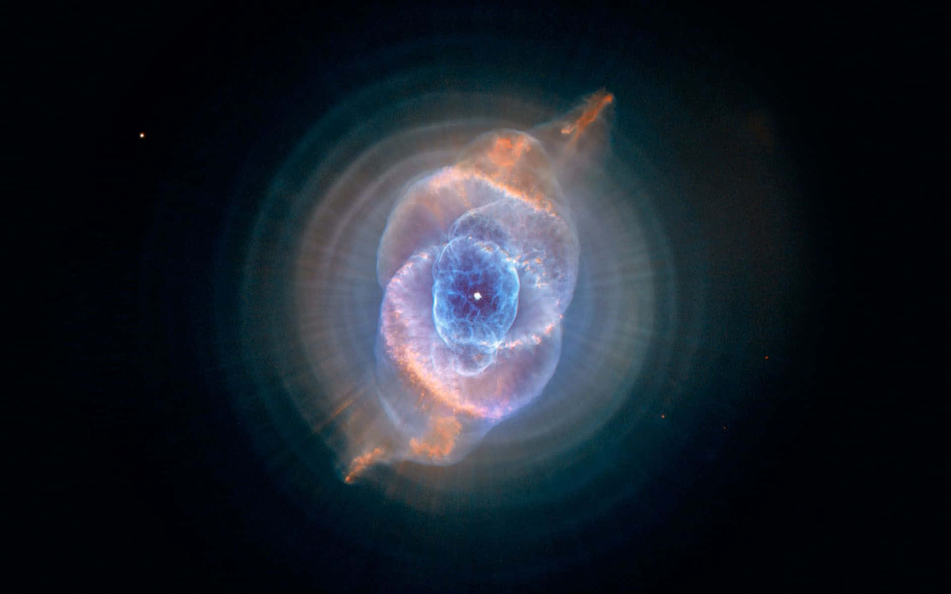 Supernova Explosion 桌布 壁紙 — 一個令人驚嘆的宇宙星雲，帶有從中心恆星輻射出的發光藍色和橙色環，背景是黑色虛空。