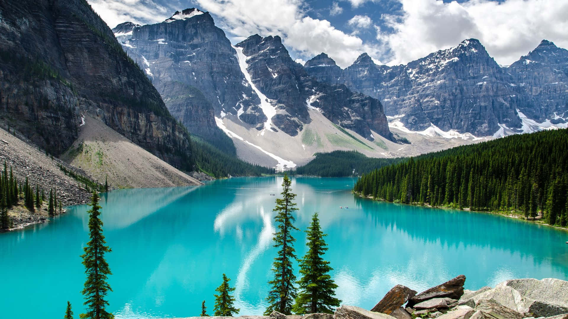 Canada 桌布 壁紙 — 一個令人驚嘆的綠松石湖在明亮的藍天下映照著白雪覆蓋的山脈和蓬鬆的雲朵。