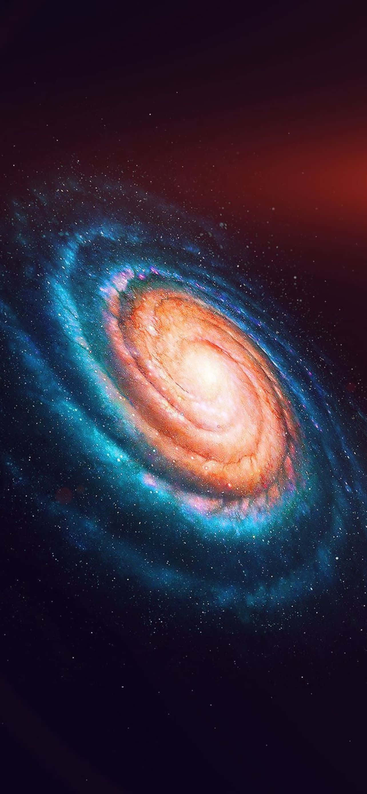 型格 iPhone 壁紙 桌布 壁紙 — 一個令人驚嘆的螺旋星系，擁有發光的橙色核心和旋轉的藍色旋臂，背景是繁星點點的宇宙。