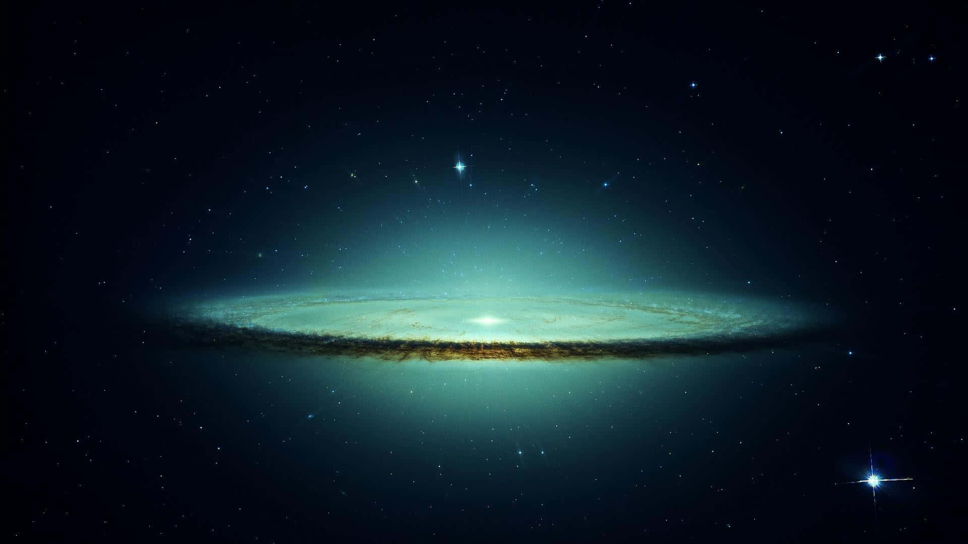 外太空 桌布 壁紙 — 一個令人驚嘆的螺旋星系側面圖，在星場中閃耀著青綠色和金色光芒。