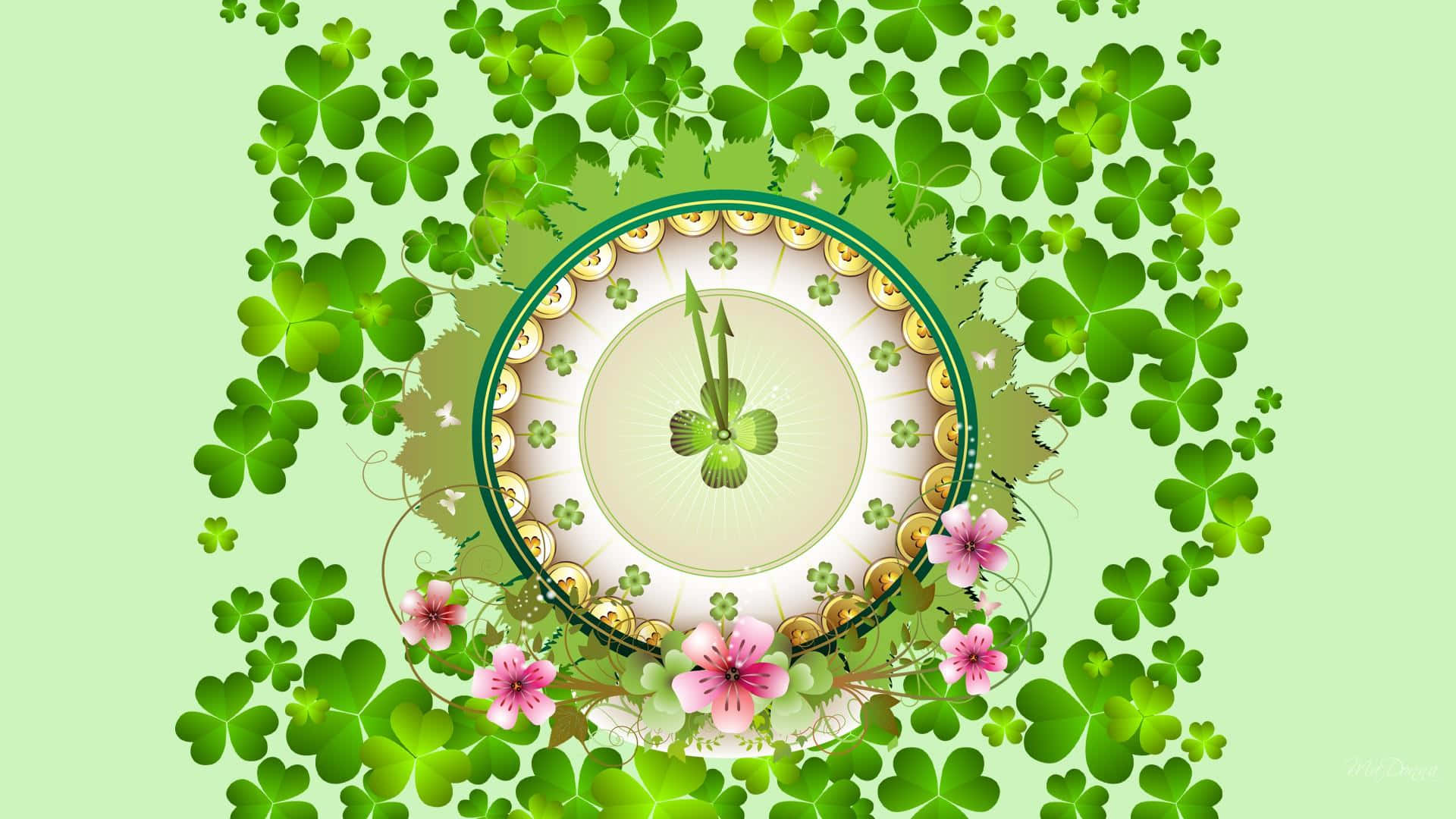 Saint Patricks Day 桌布 壁紙 — 一個以四葉草為中心的時鐘，被茂盛的綠色三葉草和粉紅色花朵環繞在柔和的綠色背景上。