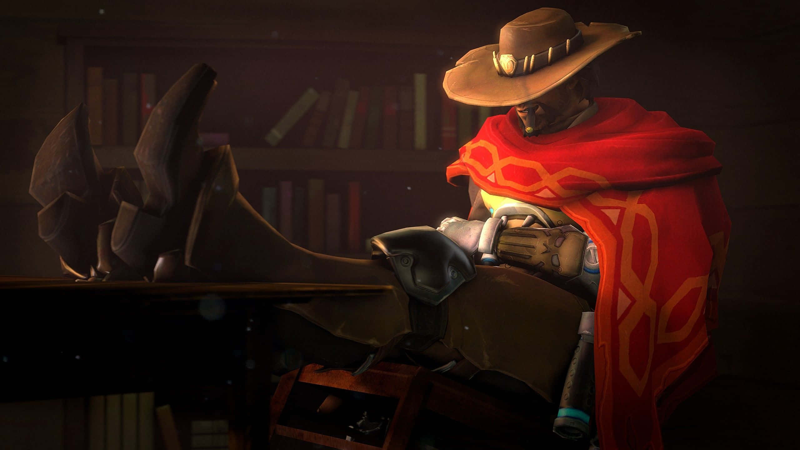 Overwatch Mccree 桌布 壁紙 — 一個以牛仔為主題的電子遊戲角色，身穿紅色斗篷和帽子，在身後有書架的昏暗書房裡放鬆。