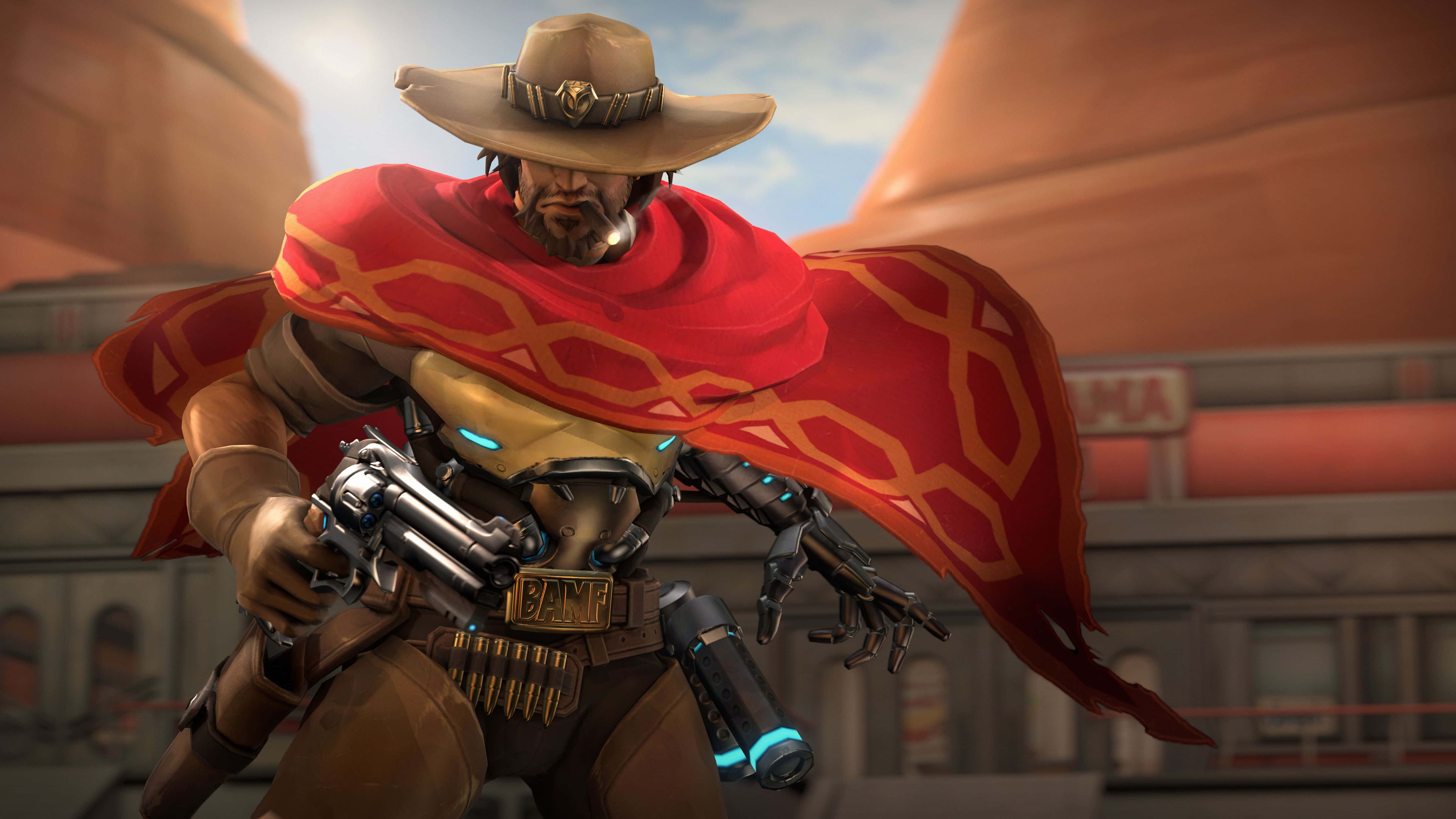 Overwatch Mccree 桌布 壁紙 — 一個以牛仔為主題的電子遊戲角色，身穿紅色斗篷和寬邊帽，在沙漠小鎮背景下手持未來風格的左輪手槍。