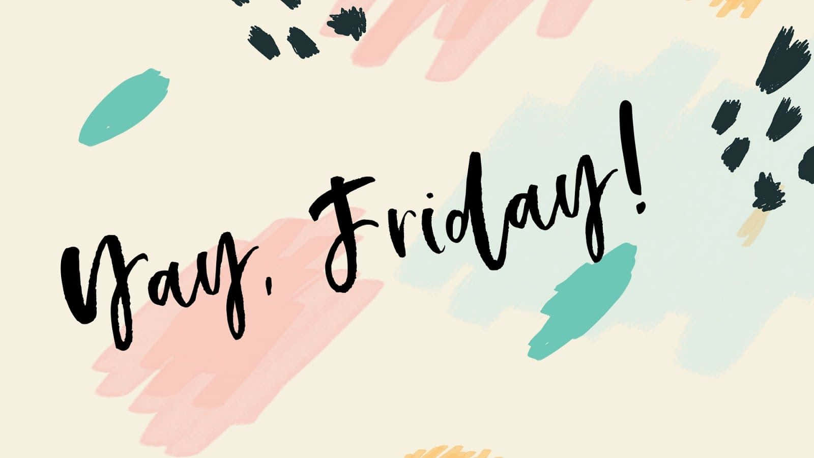 Friday 桌布 壁紙 — 一個以黑色手寫字體書寫的愉快「Yay Friday!」，背景為柔和筆觸的粉彩水彩畫。