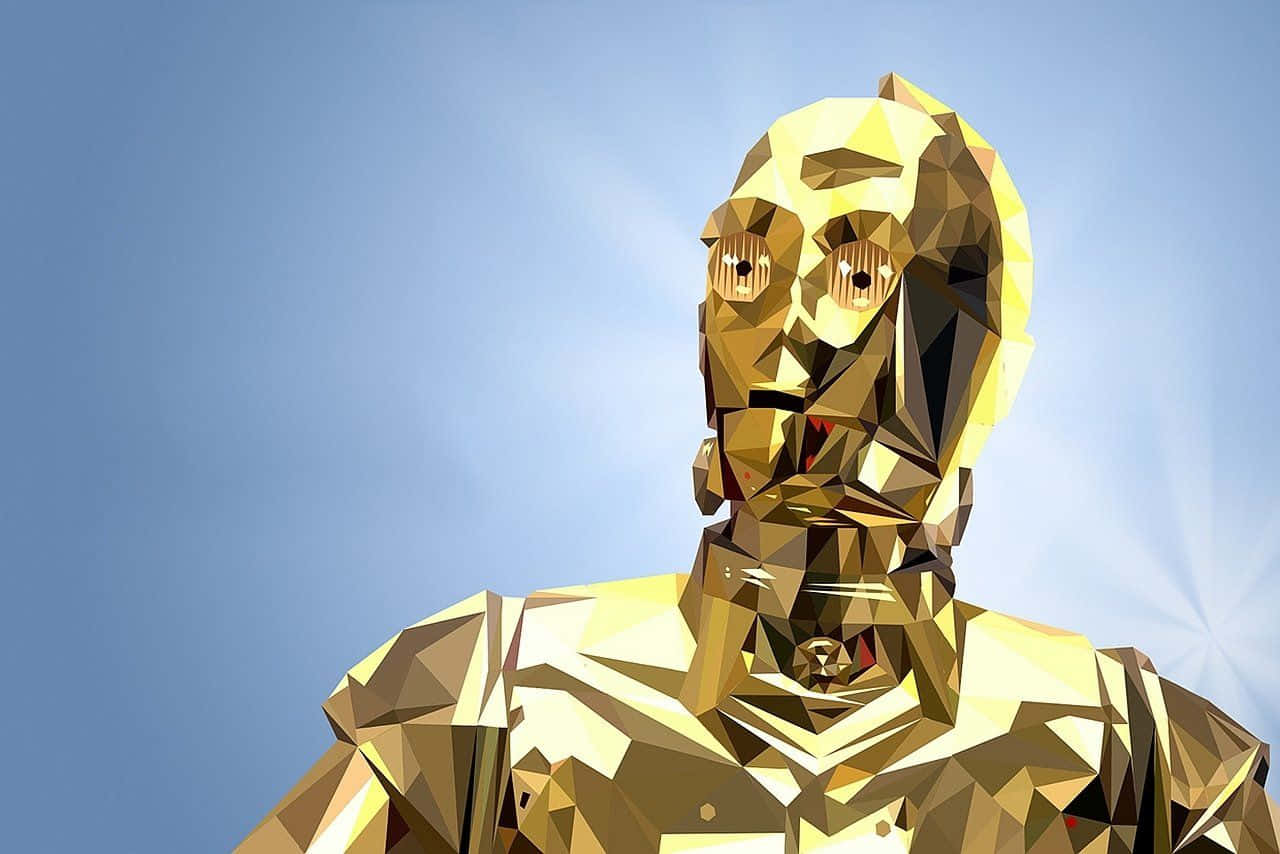 C-3po 桌布 壁紙 — 一個低多邊形金色機械人，帶有幾何面，站在清澈的藍天下，陽光突出其金屬表面。