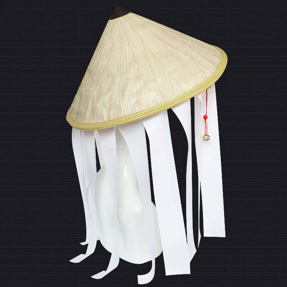 Akatsuki Hat 桌布 壁紙 — 一個傳統的圓錐形草帽，帶有白色絲帶和紅色繩鈴，背景為深色紋理。