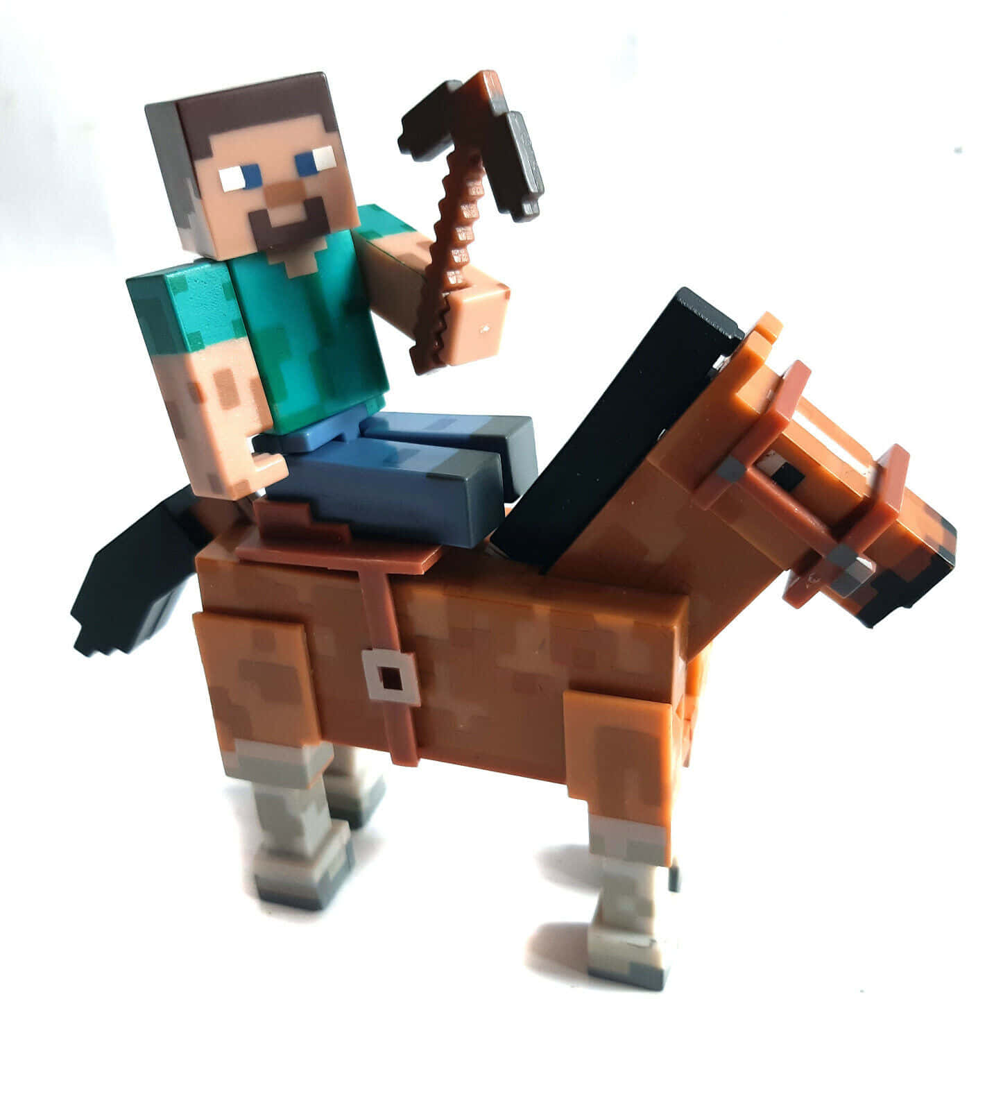 Minecraft Horses 桌布 壁紙 — 一個像素化的Minecraft Steve人物騎著一匹棕色的馬，手持木鎬，背景為純白色。