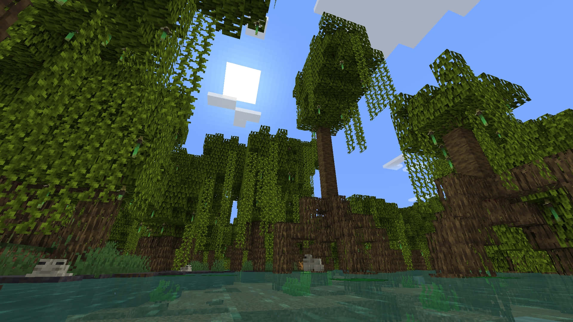 Minecraft Survival 桌布 壁紙 — 一個像素化的Minecraft叢林，有高聳的樹木和藤蔓，在明亮的藍天下有方塊狀的雲朵。