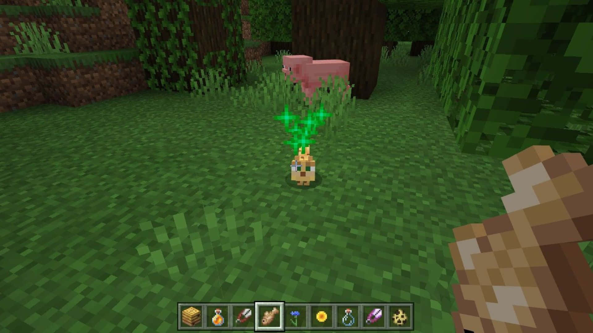 Minecraft Ocelot 桌布 壁紙 — 一個像素化的Minecraft場景顯示了一個發光的蘑菇和一隻豬在長滿草的森林中，並可見玩家的手。