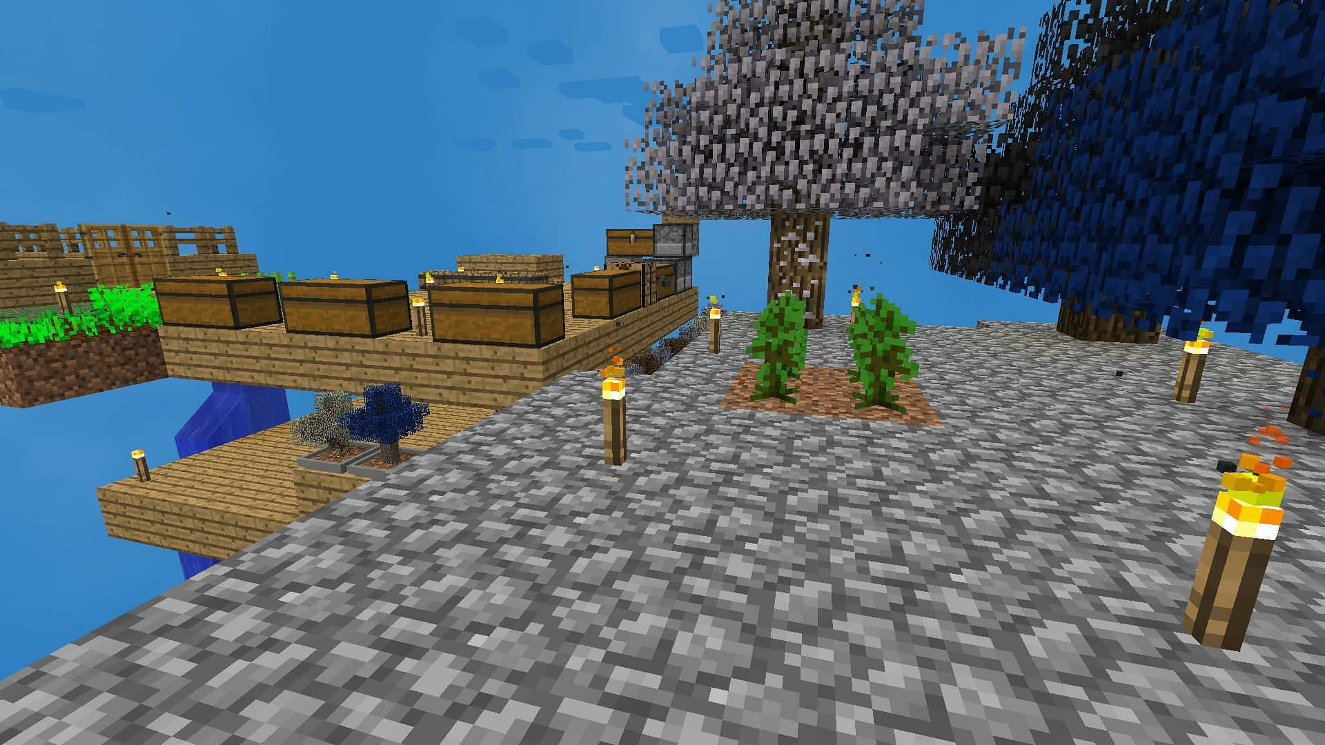 Minecraft Mods 桌布 壁紙 — 一個像素化的Minecraft村莊，有木結構、火炬和樹木，位於俯瞰水面的石頭平台上。