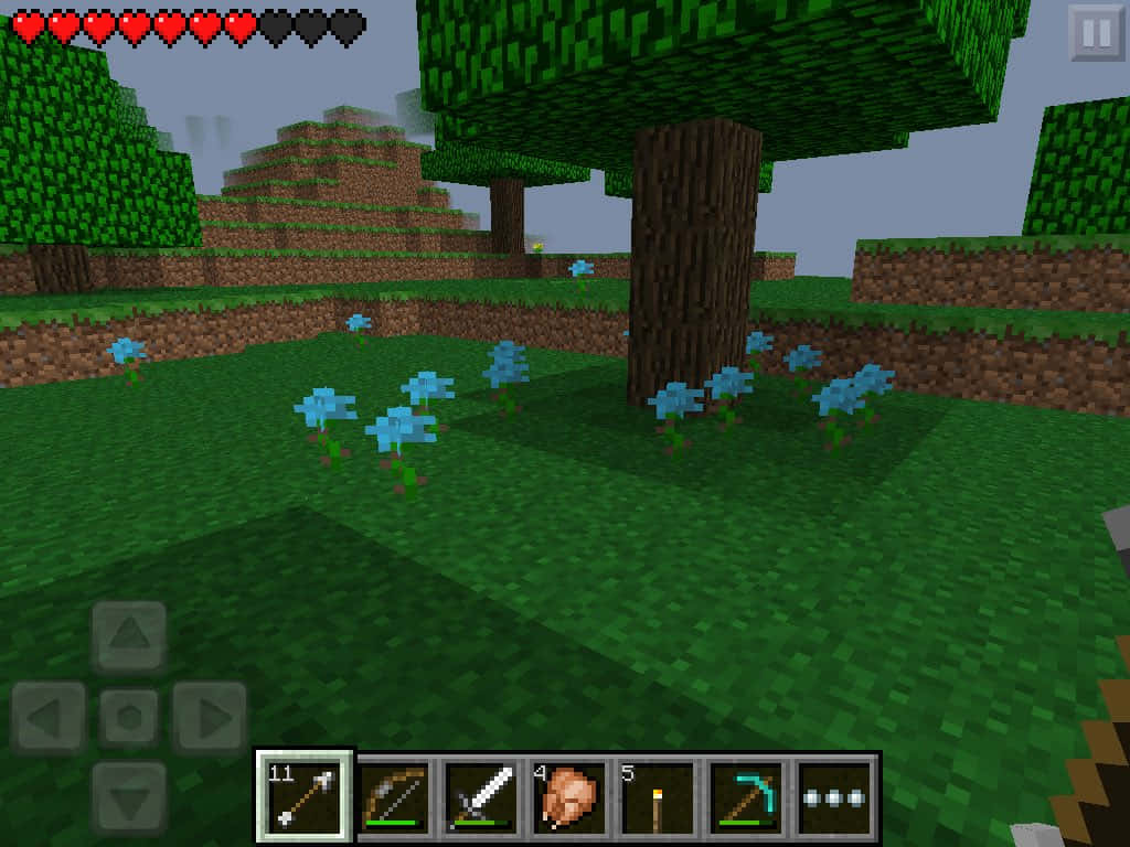Minecraft Pocket Edition 桌布 壁紙 — 一個像素化的Minecraft森林場景，樹下有藍色花朵，頂部有生命值條。