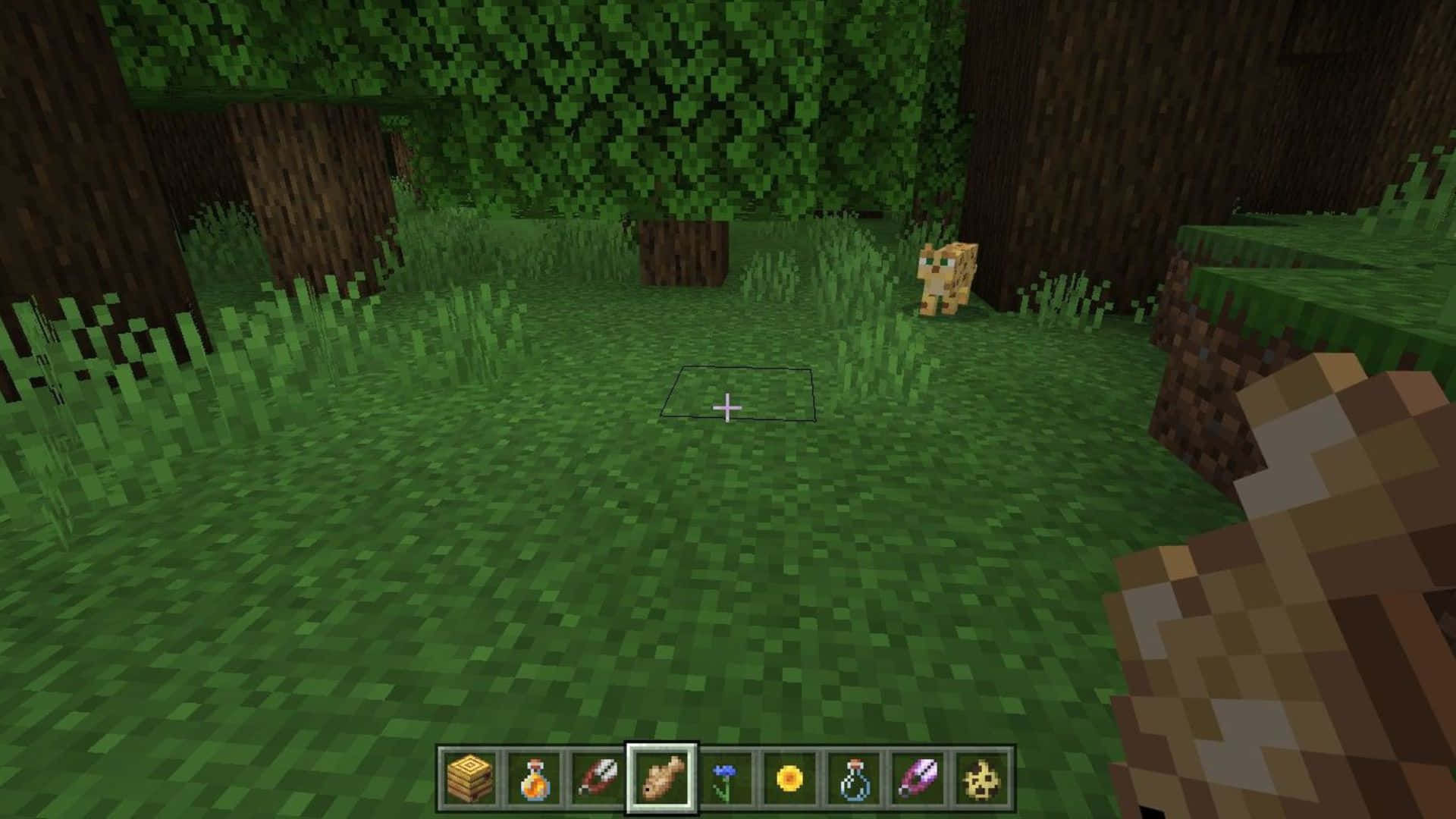 Minecraft Ocelot 桌布 壁紙 — 一個像素化的Minecraft森林場景，有一隻貓站在樹旁的草地上，玩家手持一個方塊。