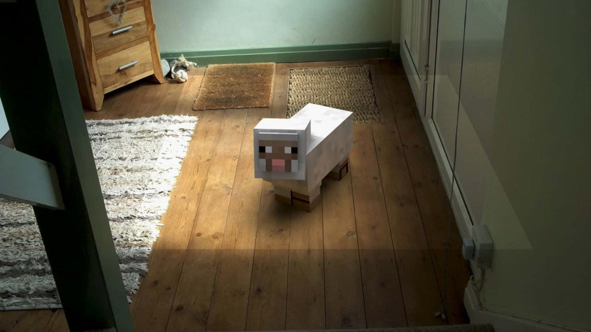 Minecraft Sheep 桌布 壁紙 — 一個像素化的Minecraft羊公仔坐在陽光照射的走廊木地板上，附近有地毯和傢俬。