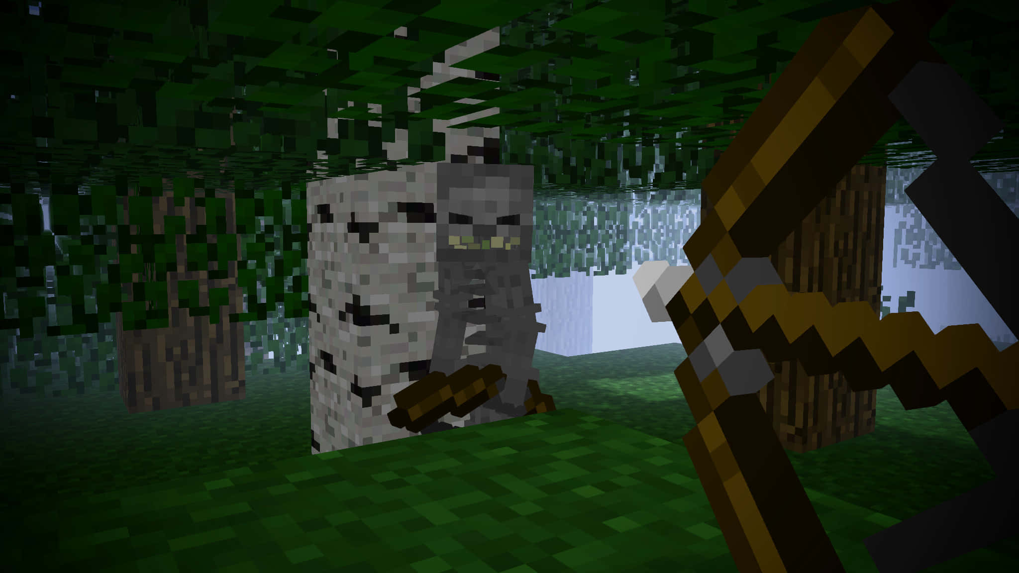 Minecraft Skeleton 桌布 壁紙 — 一個像素化的Minecraft苦力怕在茂密的森林中威脅性地站立，而玩家從前景用弓瞄準。