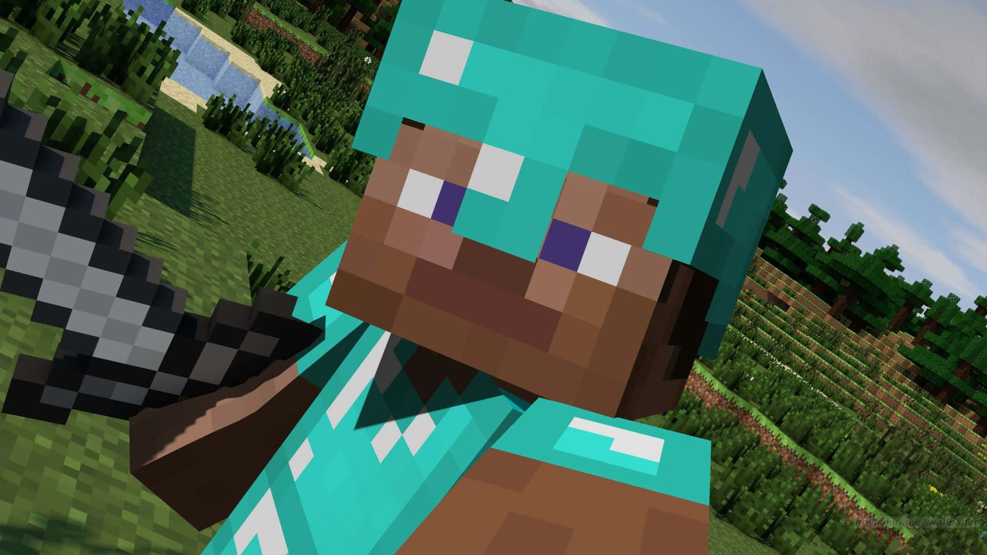 Minecraft Armor 桌布 壁紙 — 一個像素化的Minecraft角色穿著鑽石盔甲，在陰天背景下，對著塊狀草地景觀舉著鎬。