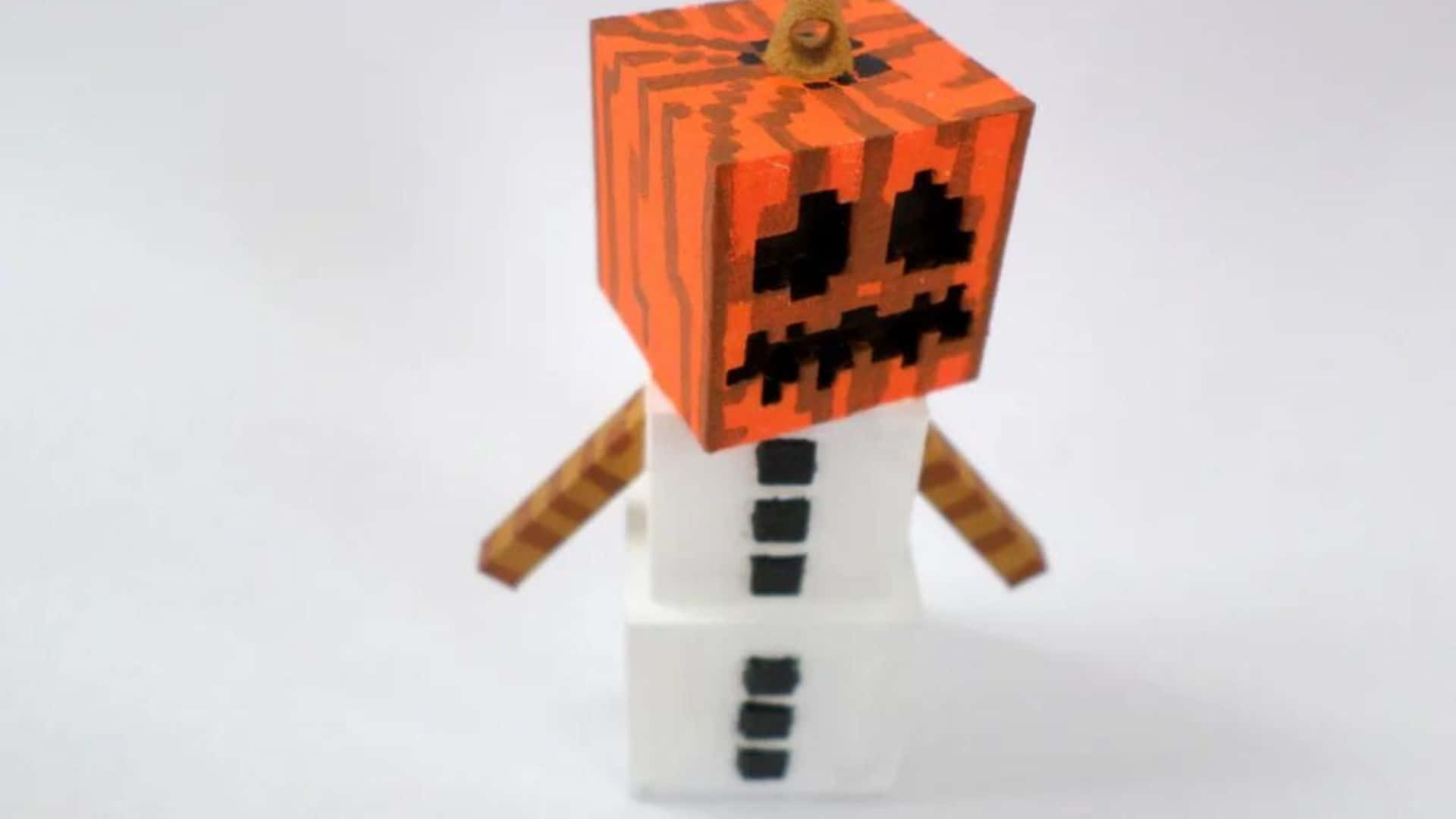 Minecraft Snow Golem 桌布 壁紙 — 一個像素化的Minecraft風格南瓜頭稻草人，帶有橙色條紋和黑色眼睛，站在白色背景前。