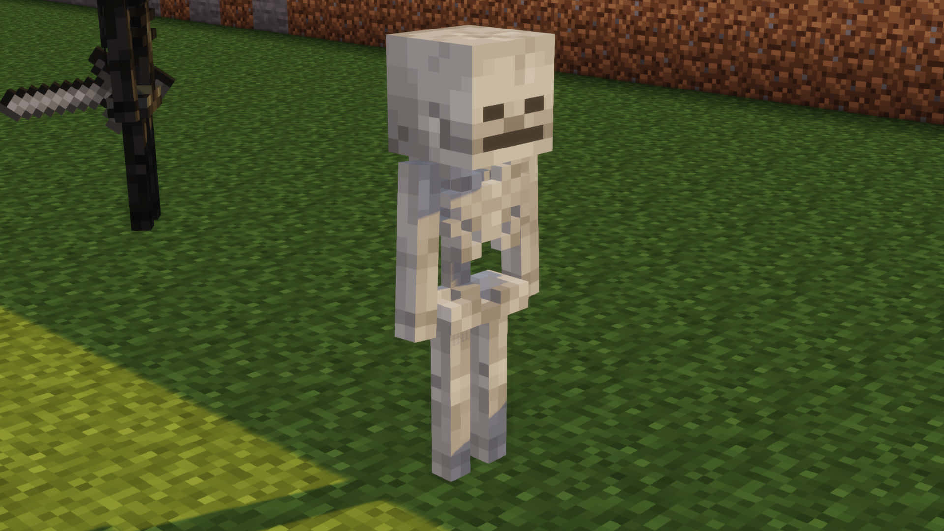 Minecraft Skeleton 桌布 壁紙 — 一個像素化的Minecraft骷髏站在綠色草地上，靠近木柵欄，手持劍。