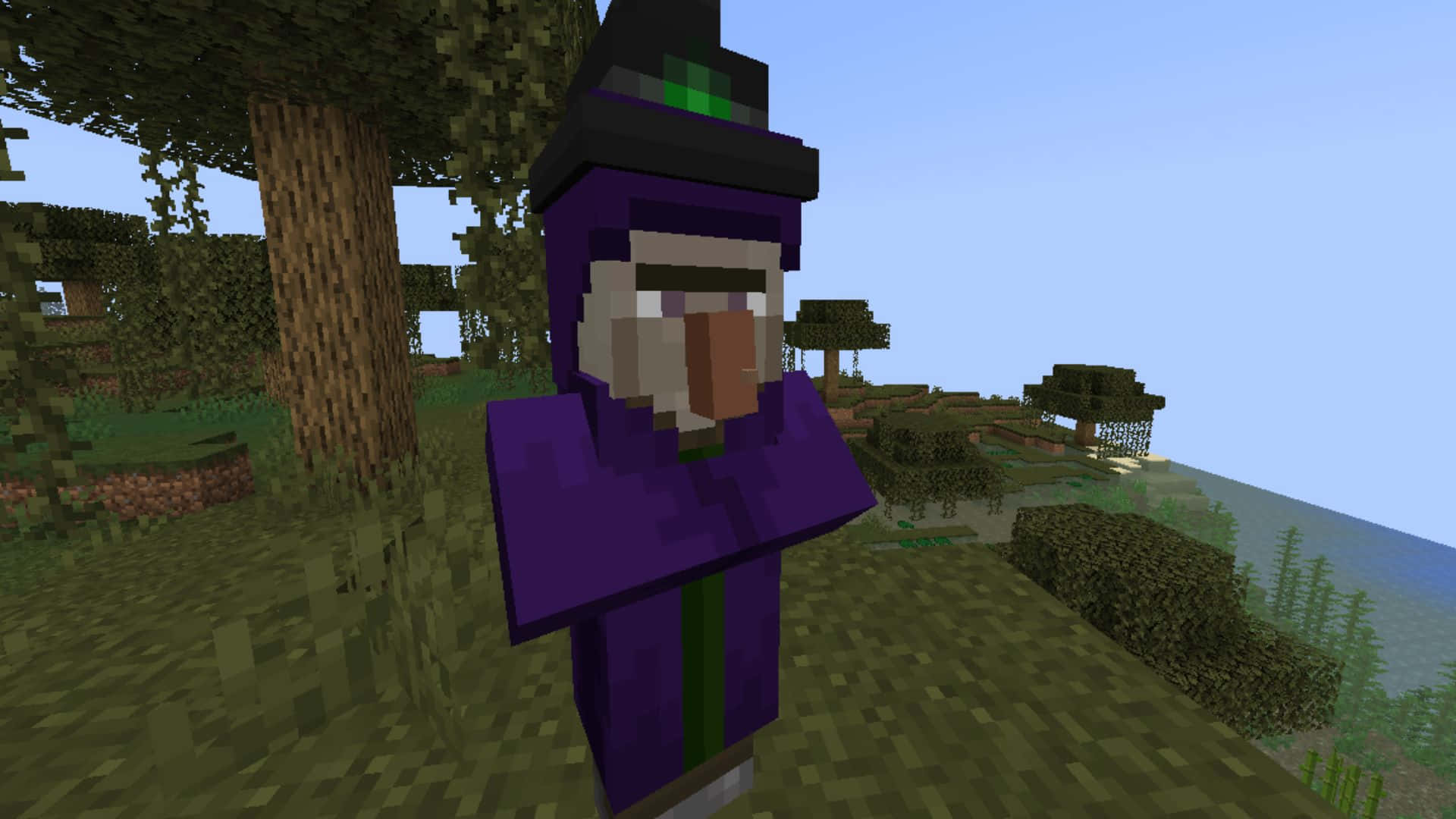 Minecraft Witch 桌布 壁紙 — 一個像素化的女巫，身穿紫色長袍和黑色帽子，站在方塊森林中，天空清澈湛藍。