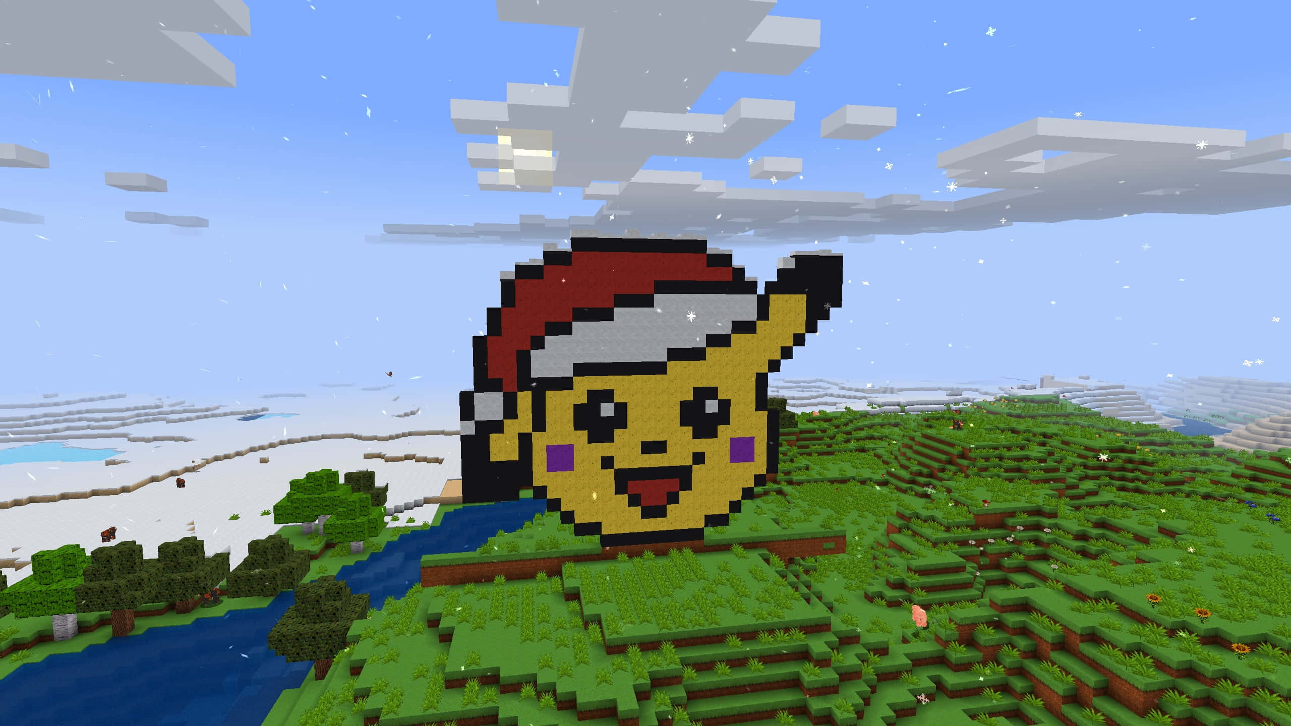 Minecraft Adventure 桌布 壁紙 — 一個像素化的比卡超戴著聖誕帽，從一個長滿草的 Minecraft 山丘中冒出，天空多雲。