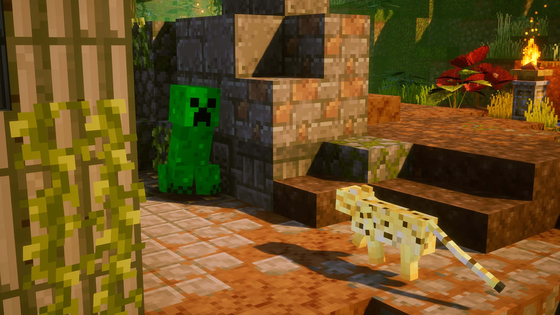 Minecraft Ocelot 桌布 壁紙 — 一個像素化的綠色爬行者站在叢林樹旁，而一隻豹貓在Minecraft叢林生物群系中走過石階。