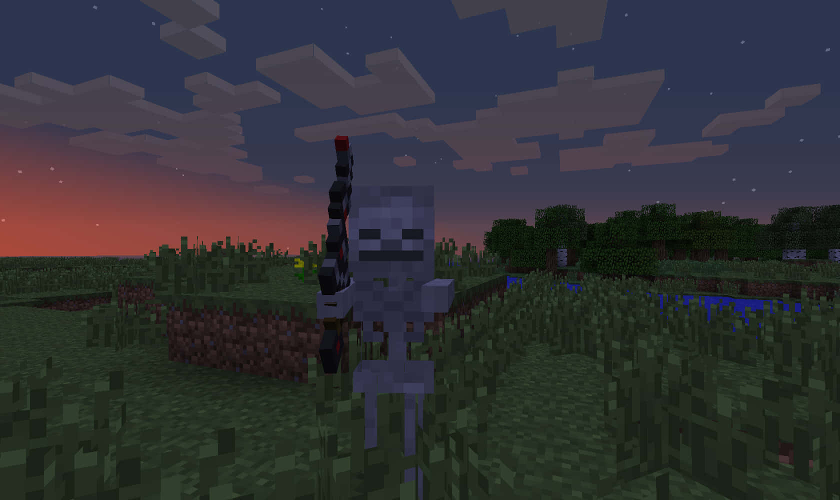 Minecraft Skeleton 桌布 壁紙 — 一個像素化的骷髏在草地田野上，在黃昏天空下，手持劍，天空有方塊狀的雲和星星。