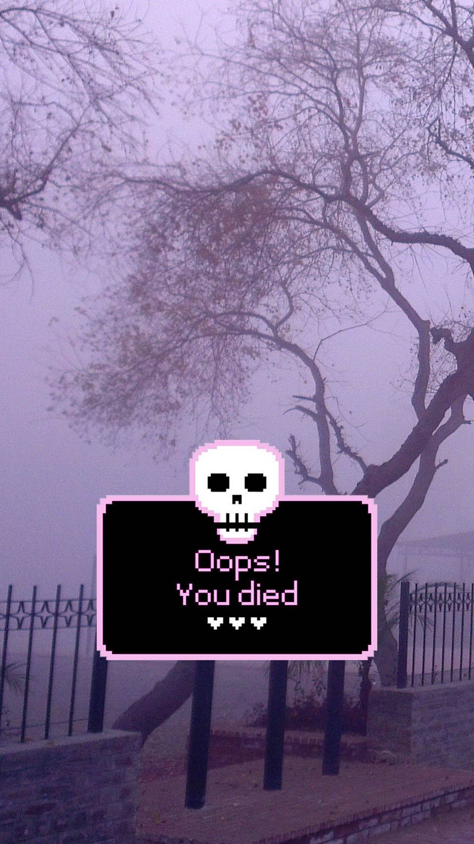 骷髏 桌布 壁紙 — 一個像素化遊戲死亡畫面，帶有骷髏頭和「Oops! You died」文字，疊加在一個有裸樹和籬笆的霧氣戶外場景上。