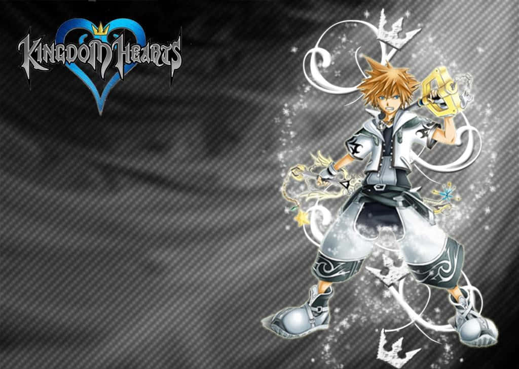 Kingdom Hearts Sora 桌布 壁紙 — 一個充滿動感的動漫角色，擁有尖刺金髮，在帶有王國之心標誌的深色紋理背景上揮舞著發光的鑰刃。