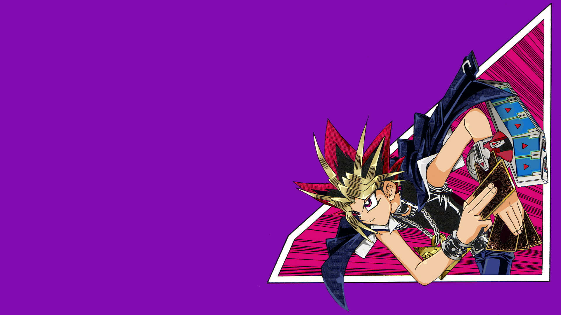 Yami Yugi 桌布 壁紙 — 一個充滿動感的動漫角色，擁有尖刺的紅色和金色頭髮，向前傾斜，手持卡牌，背景為大膽的紫色。