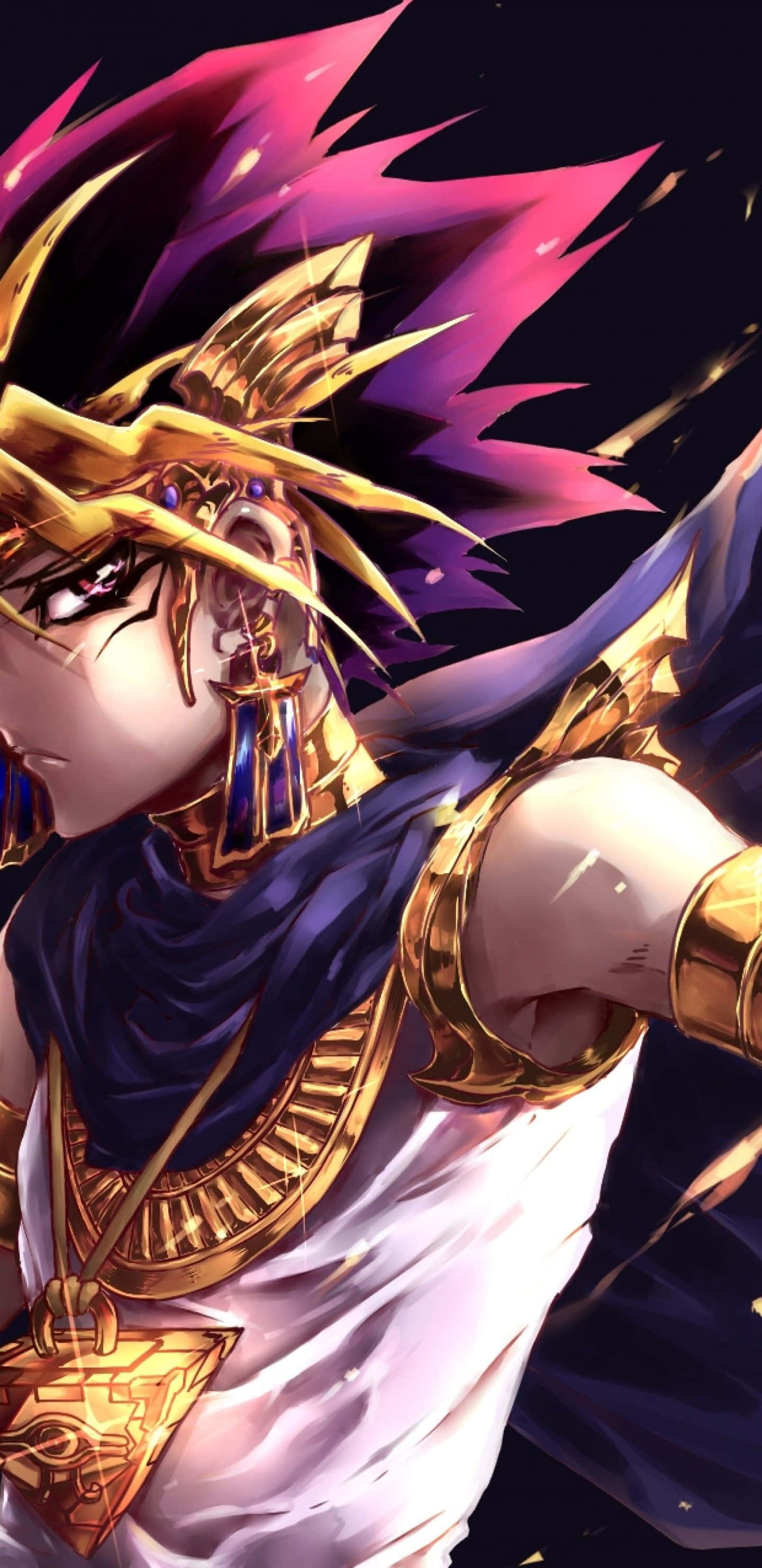 Yami Yugi 桌布 壁紙 — 一個充滿動感的動漫角色，擁有粉紅和紫色的尖刺頭髮，身穿金色埃及主題盔甲，背景為深色。