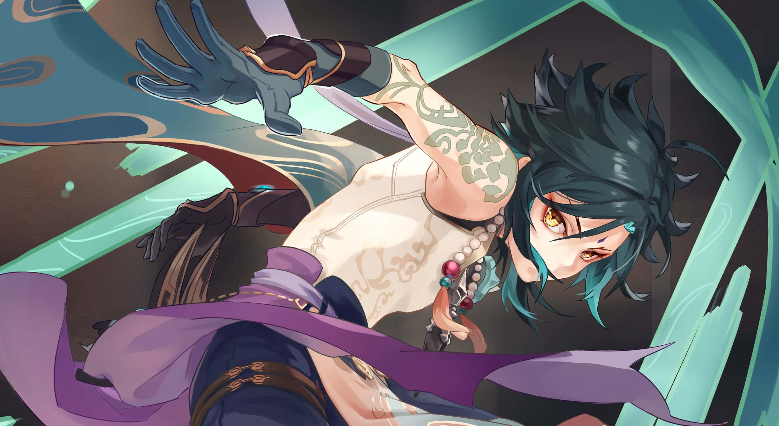 Genshin Impact Xiao 桌布 壁紙 — 一個充滿動感的動漫角色，擁有青綠色頭髮和紋身，穿過旋轉的青綠色和紫色能量向前衝刺。