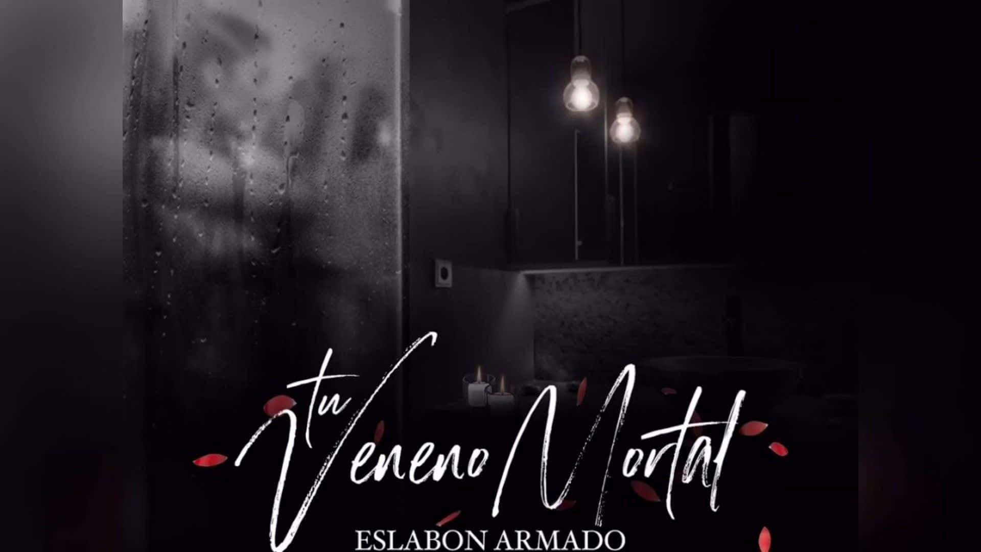 Eslabon Armado 桌布 壁紙 — 一個充滿氣氛的黑白浴室，帶有蒸氣玻璃、吊燈和圍繞粗體白色文字的紅色玫瑰花瓣。
