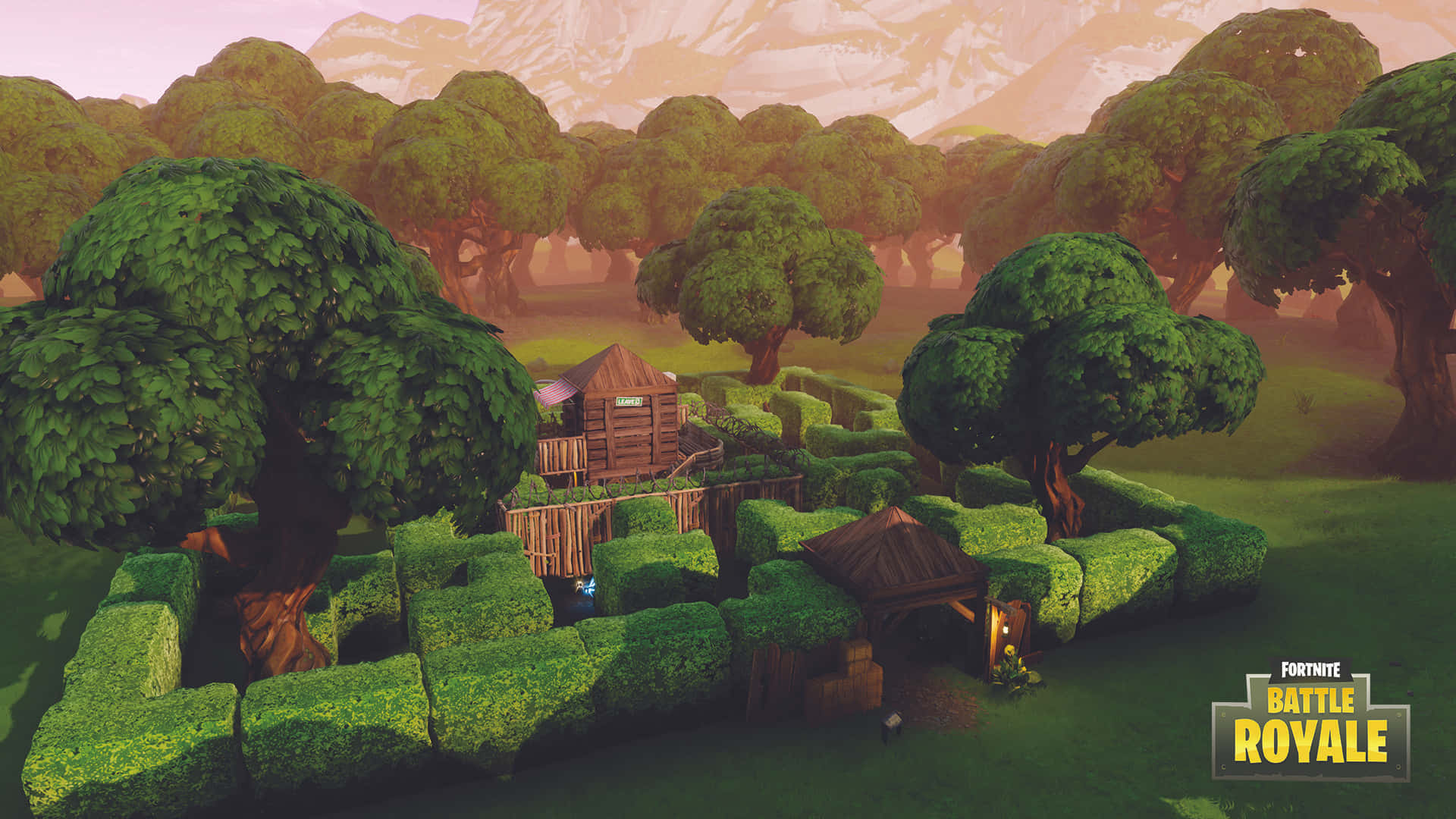 要塞英雄 大逃殺 桌布 壁紙 — 一個充滿活力的Fortnite迷宮，茂密的綠色樹籬和木結構坐落在巨樹之間，在溫暖的日落天空下。