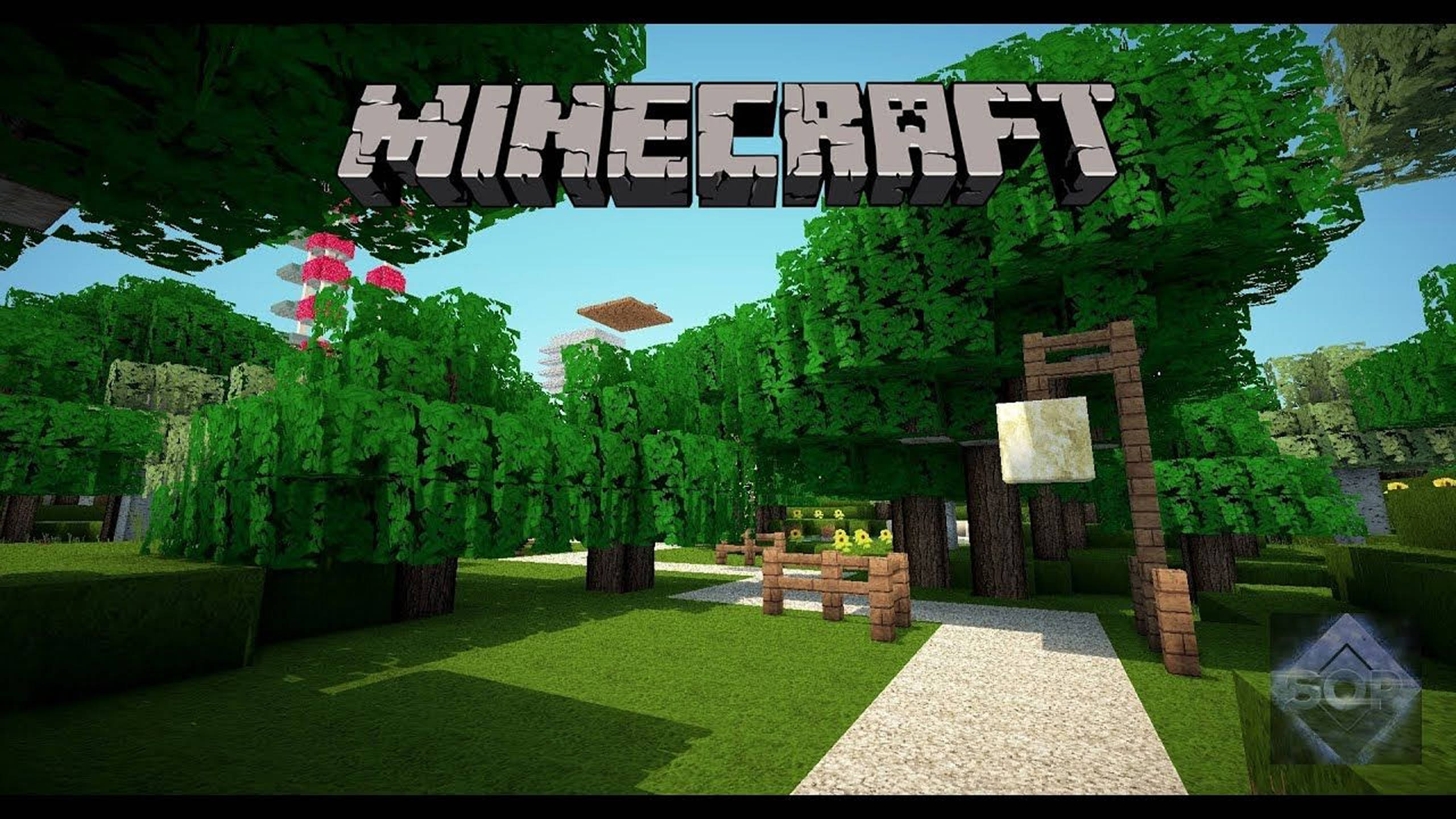 遊戲 桌布 壁紙 — 一個充滿活力的Minecraft森林場景，有方塊狀的樹木、草地和一條石徑，在晴朗的藍天下。
