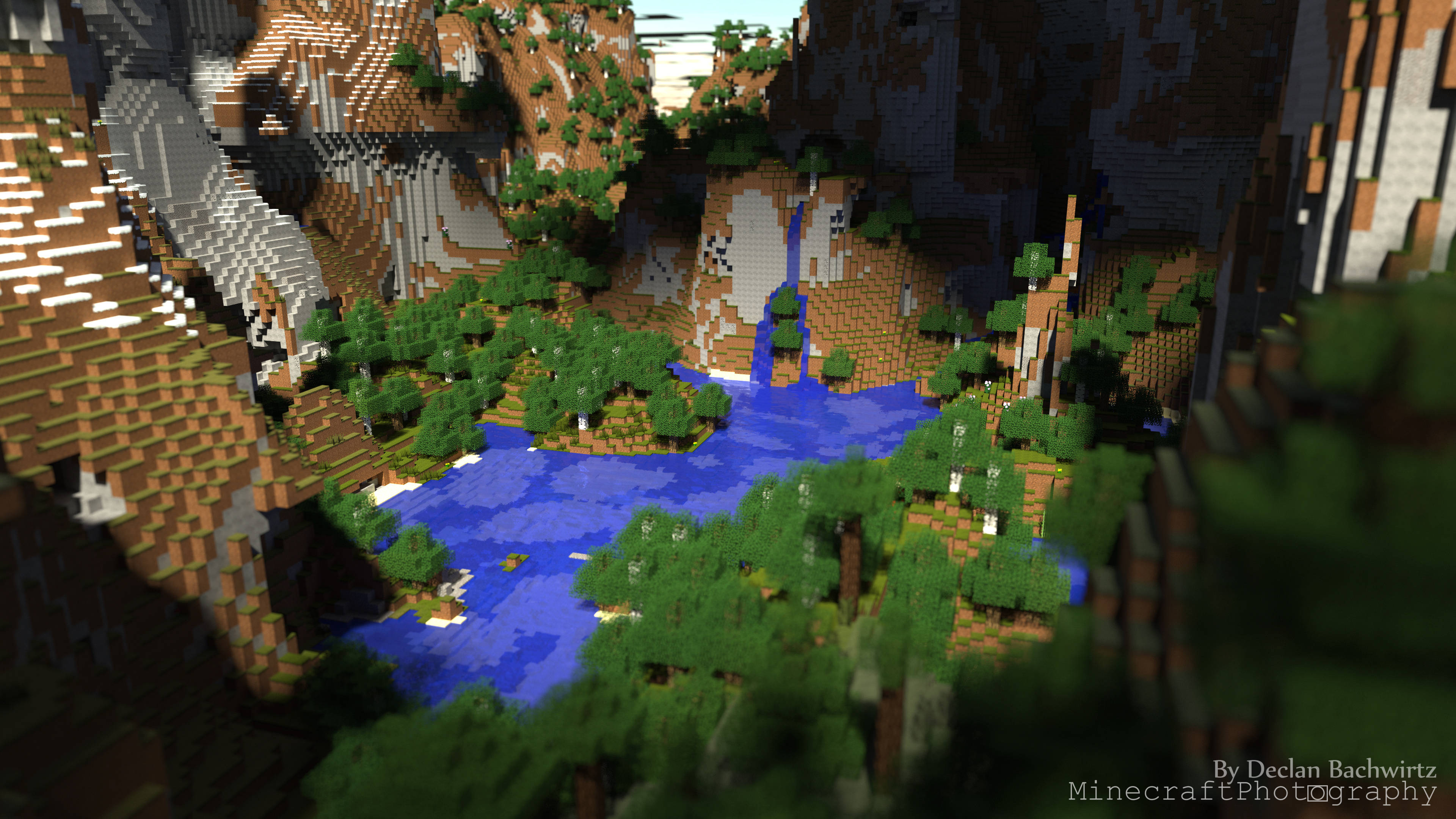river 桌布 壁紙 — 一個充滿活力的像素化Minecraft峽谷，藍色河流蜿蜒穿過茂密的綠樹和岩石峭壁，在明亮的日光下。