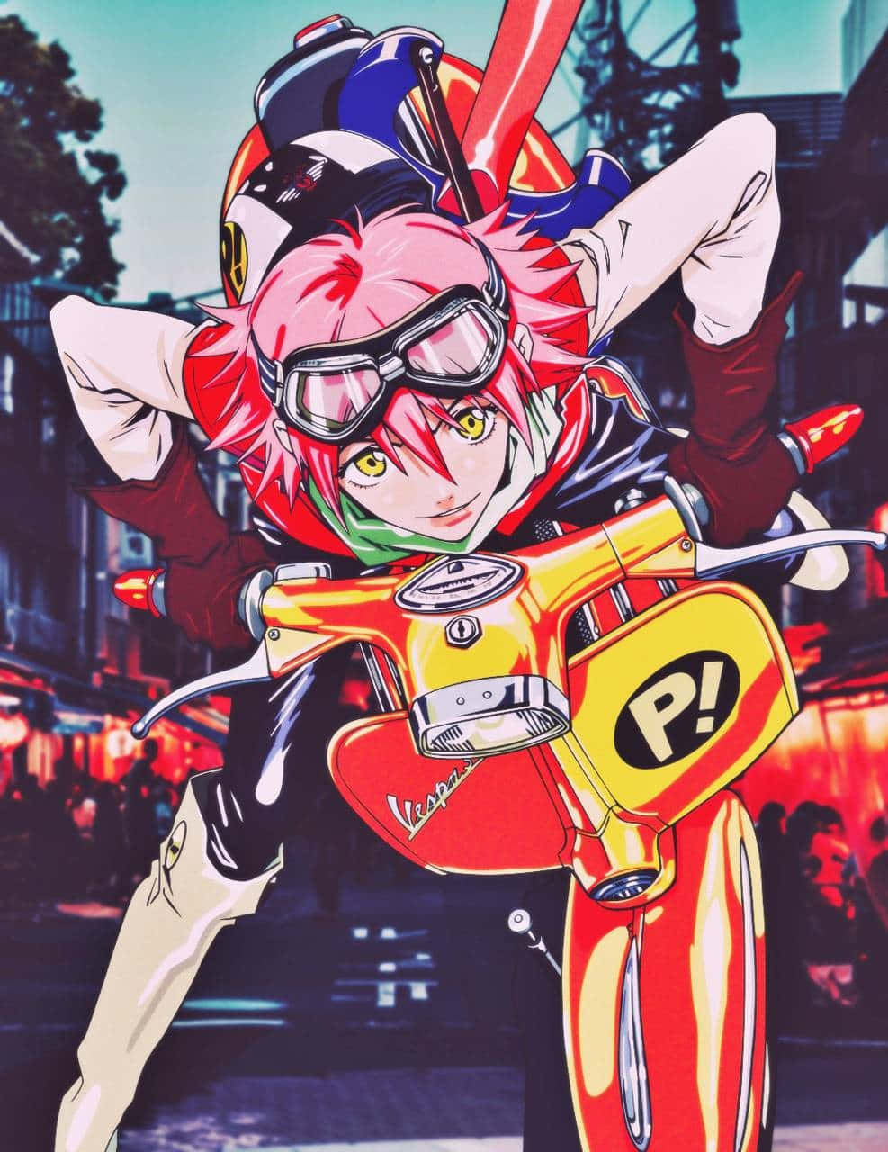Haruko Haruhara 桌布 壁紙 — 一個充滿活力的動漫女孩，粉紅色頭髮和護目鏡，自信地靠在一輛紅黃色的Vespa摩托車上，身處繁華的城市街道。