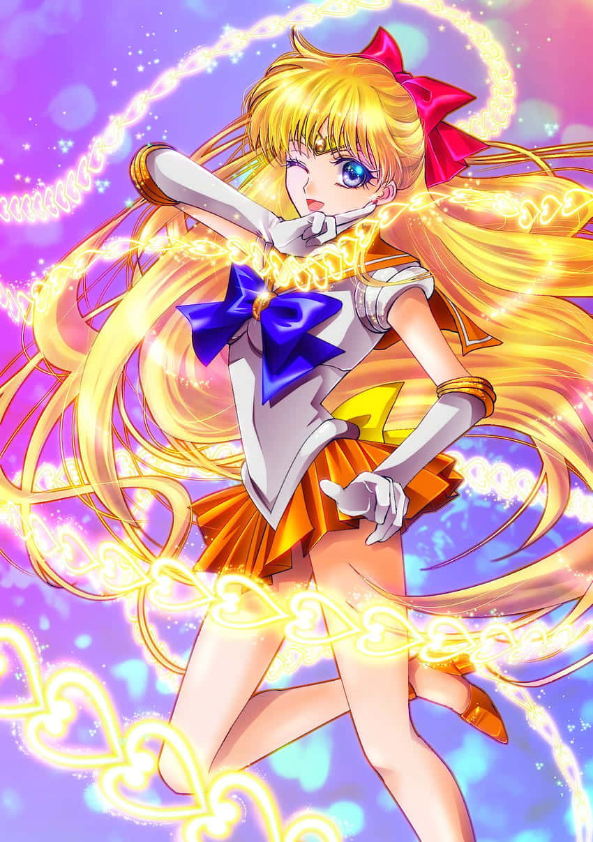 Sailor Venus 桌布 壁紙 — 一個充滿活力的動漫女孩，金髮藍眼，在閃爍的紫色和粉紅色背景上揮舞著發光的金色鎖鏈。