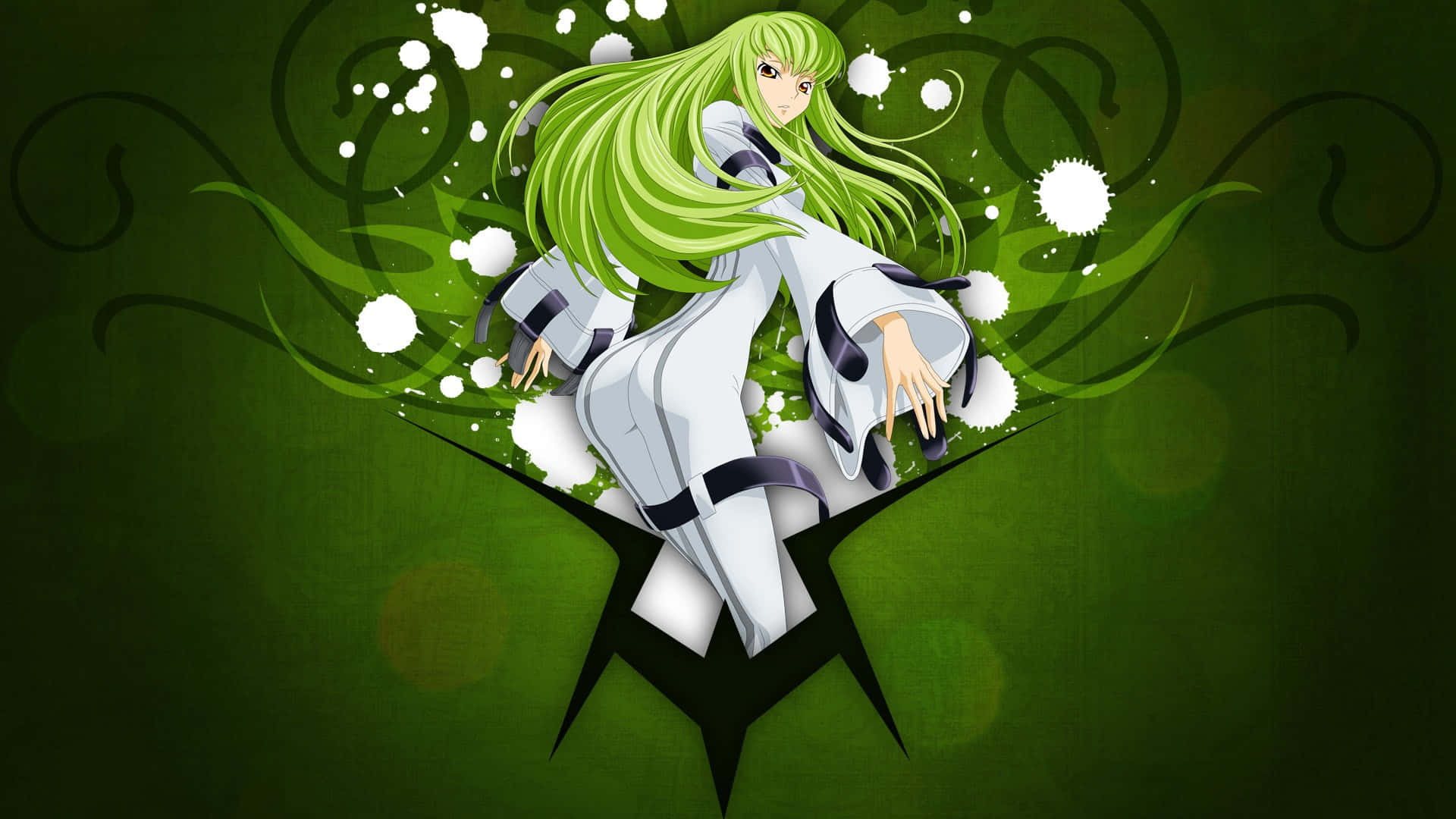 Code Geass C.c. 桌布 壁紙 — 一個充滿活力的動漫女孩，長著綠色長髮，穿著白色服裝，從帶有漩渦圖案和白色花朵爆發的深綠色背景中浮現。