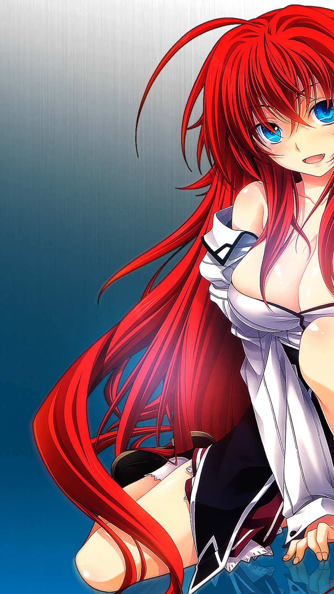 Rias Gremory 桌布 壁紙 — 一個充滿活力的動漫女孩，長長飄逸的紅髮和引人注目的藍眼睛，在漸變藍色背景前擺姿勢。
